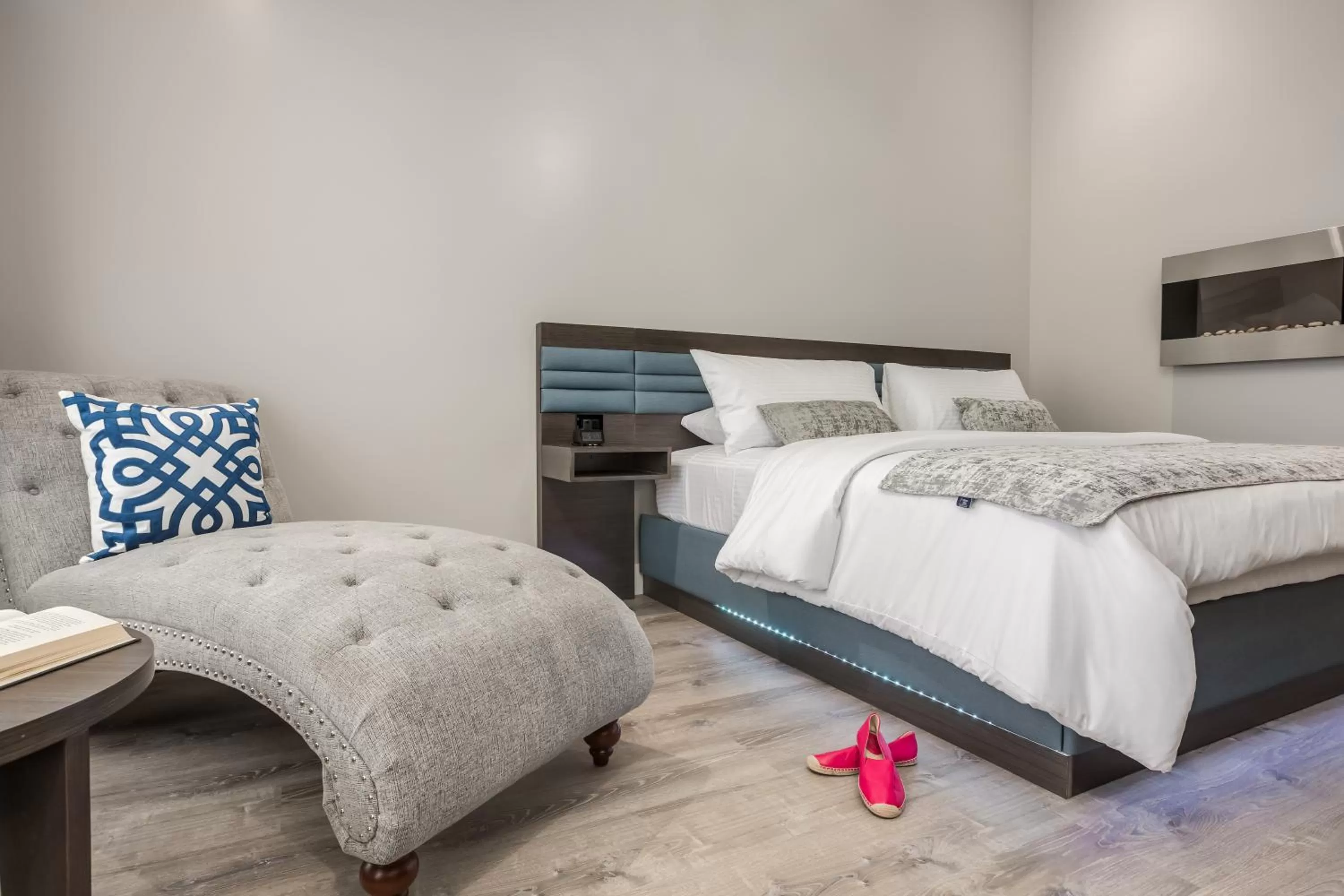 Shower, Bed in Harbor View Inn