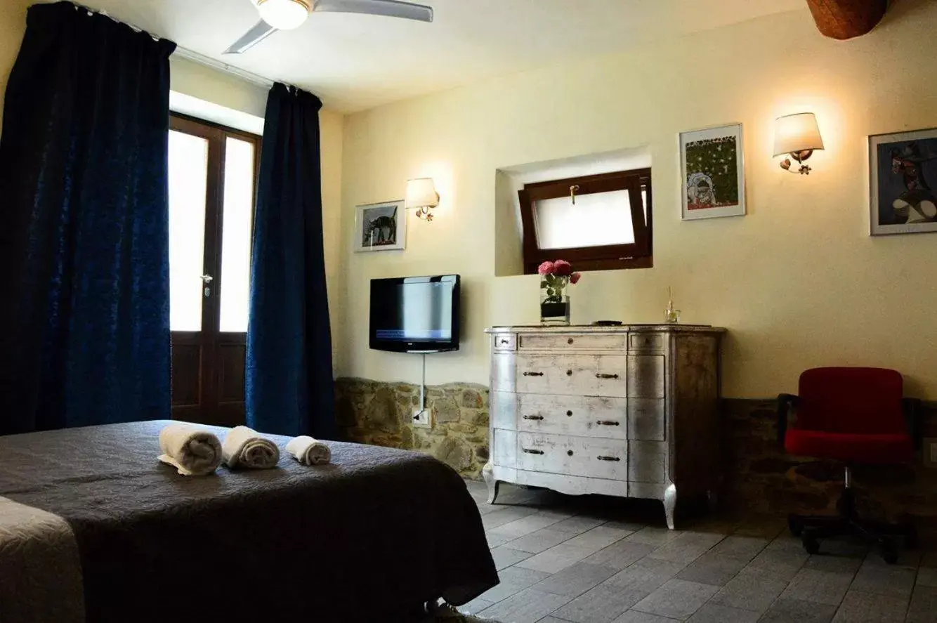 Photo of the whole room, TV/Entertainment Center in B&B Il Castello