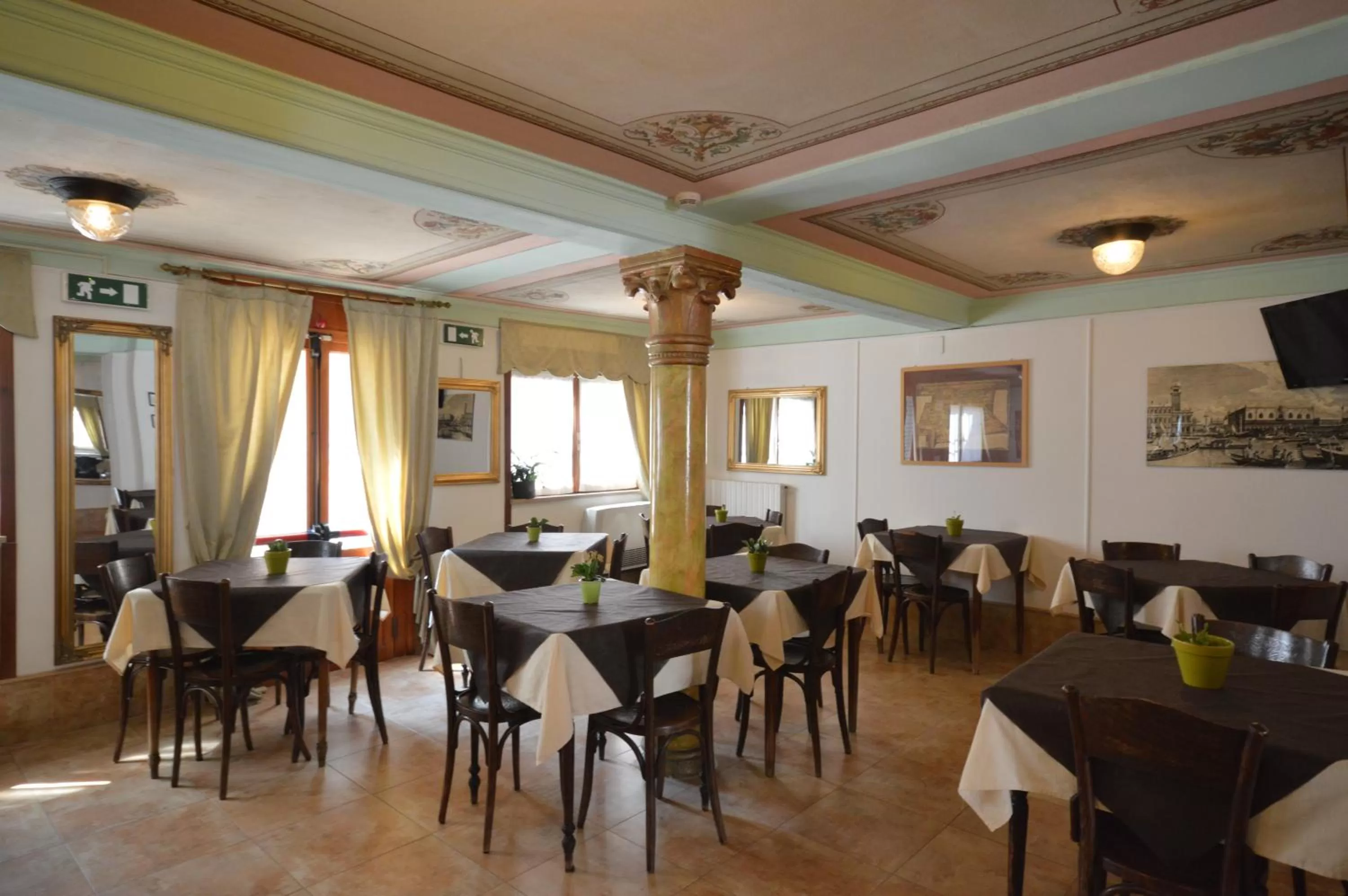 Restaurant/places to eat in Albergo Marin