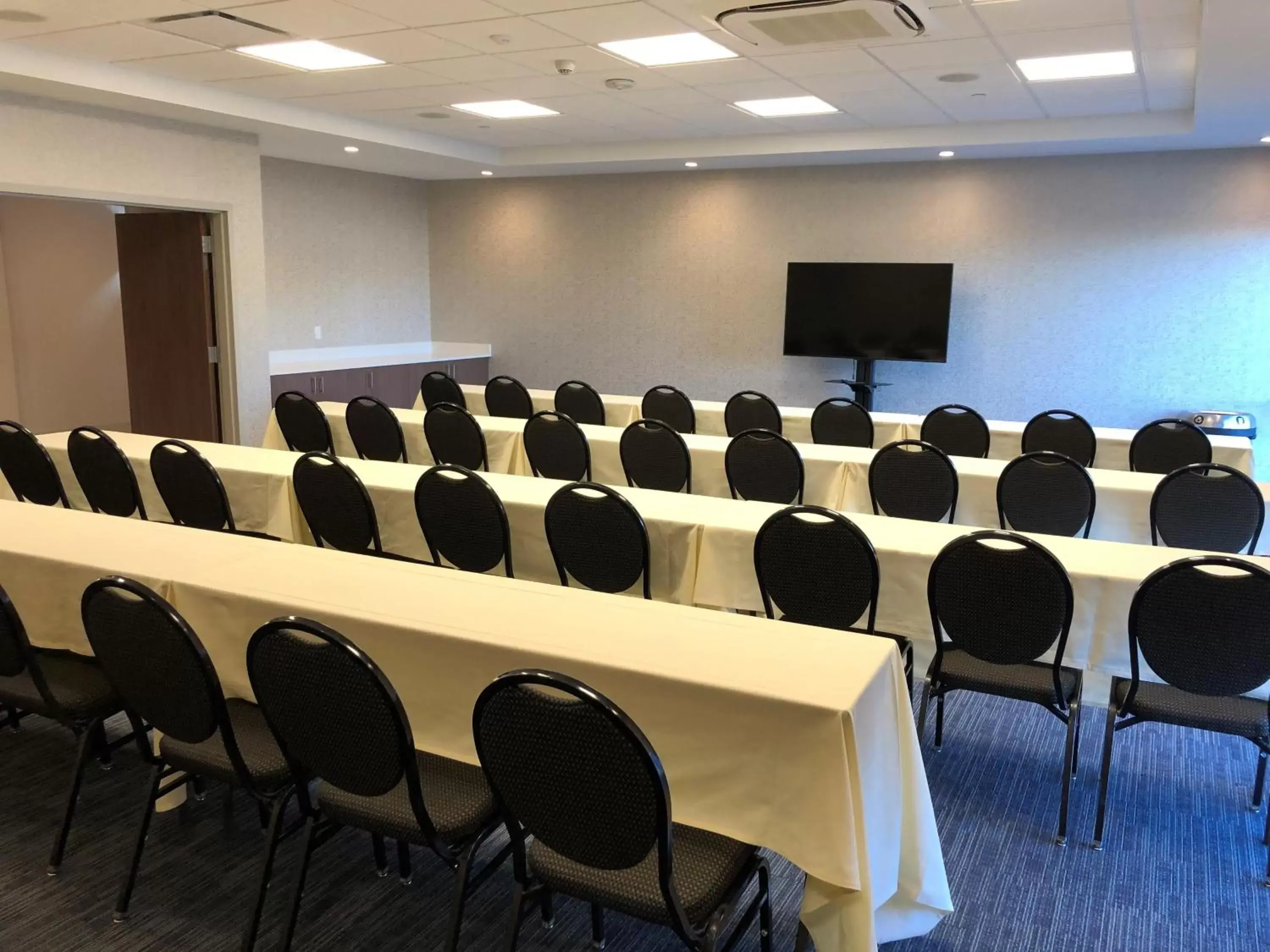 Meeting/conference room in Holiday Inn Express & Suites - Springfield North, an IHG Hotel