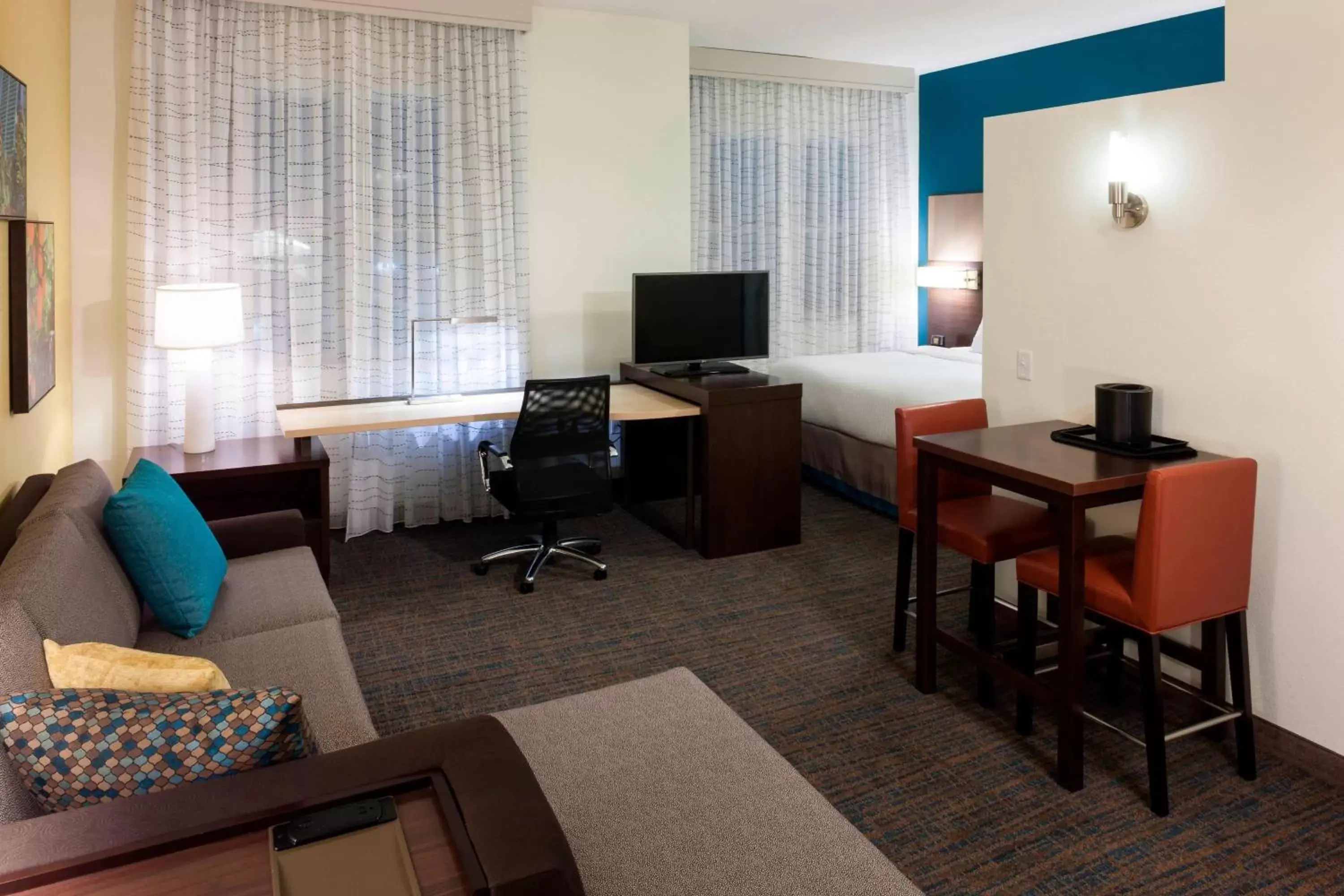Living room, TV/Entertainment Center in Residence Inn by Marriott Fort Lauderdale Airport & Cruise Port