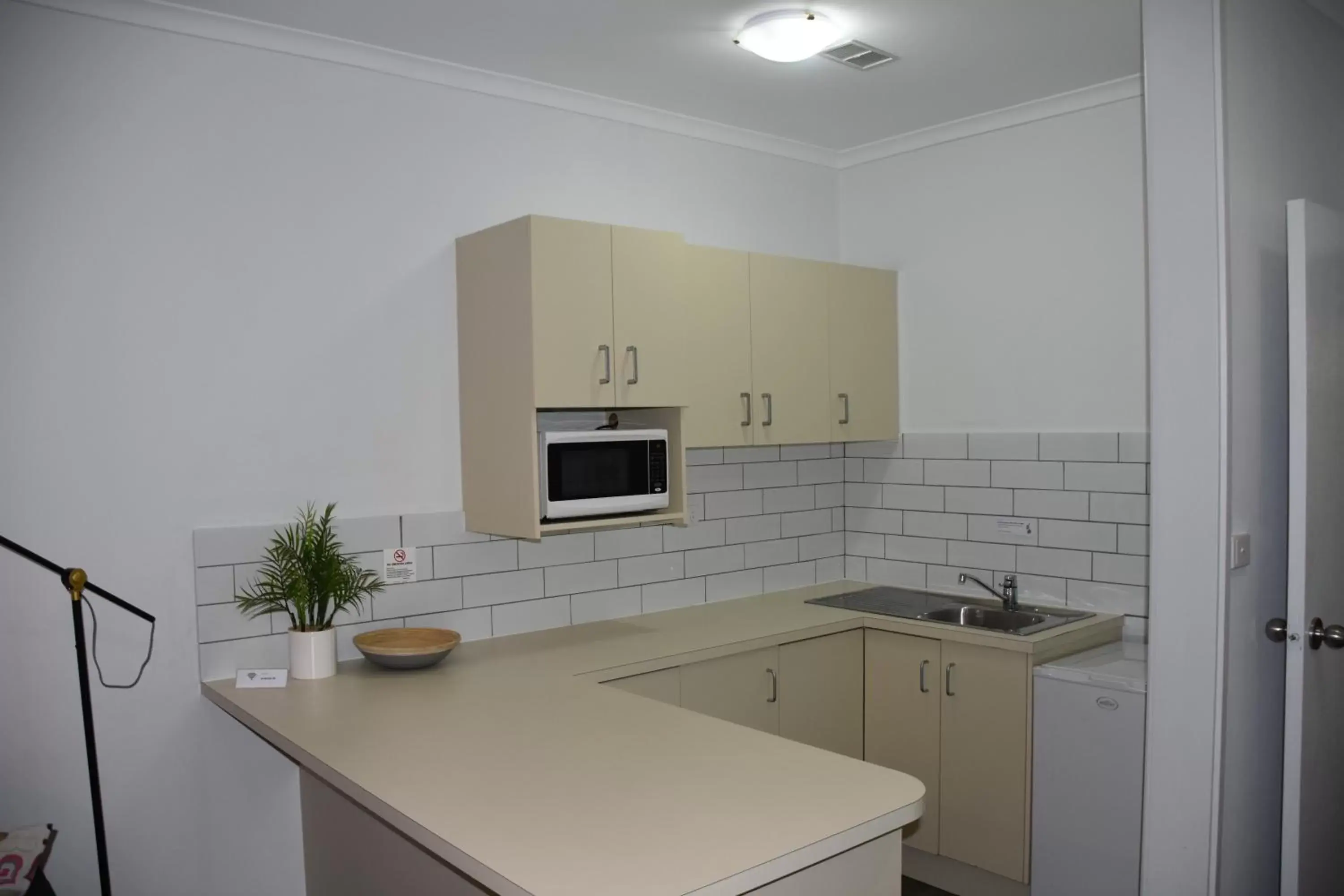 Kitchen or kitchenette, Kitchen/Kitchenette in Ballina Homestead Motel