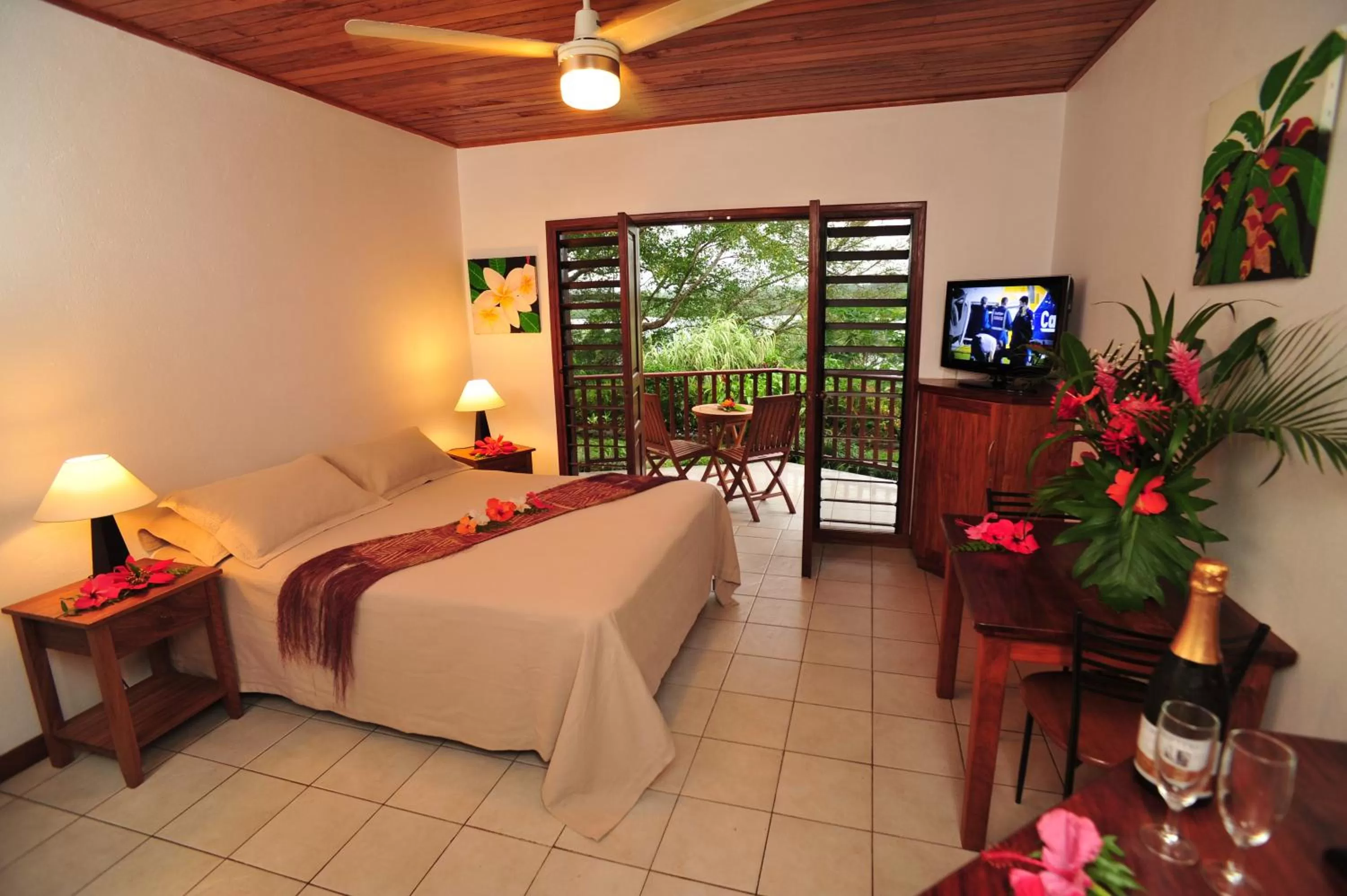 Photo of the whole room, Bed in Poppy's on the Lagoon