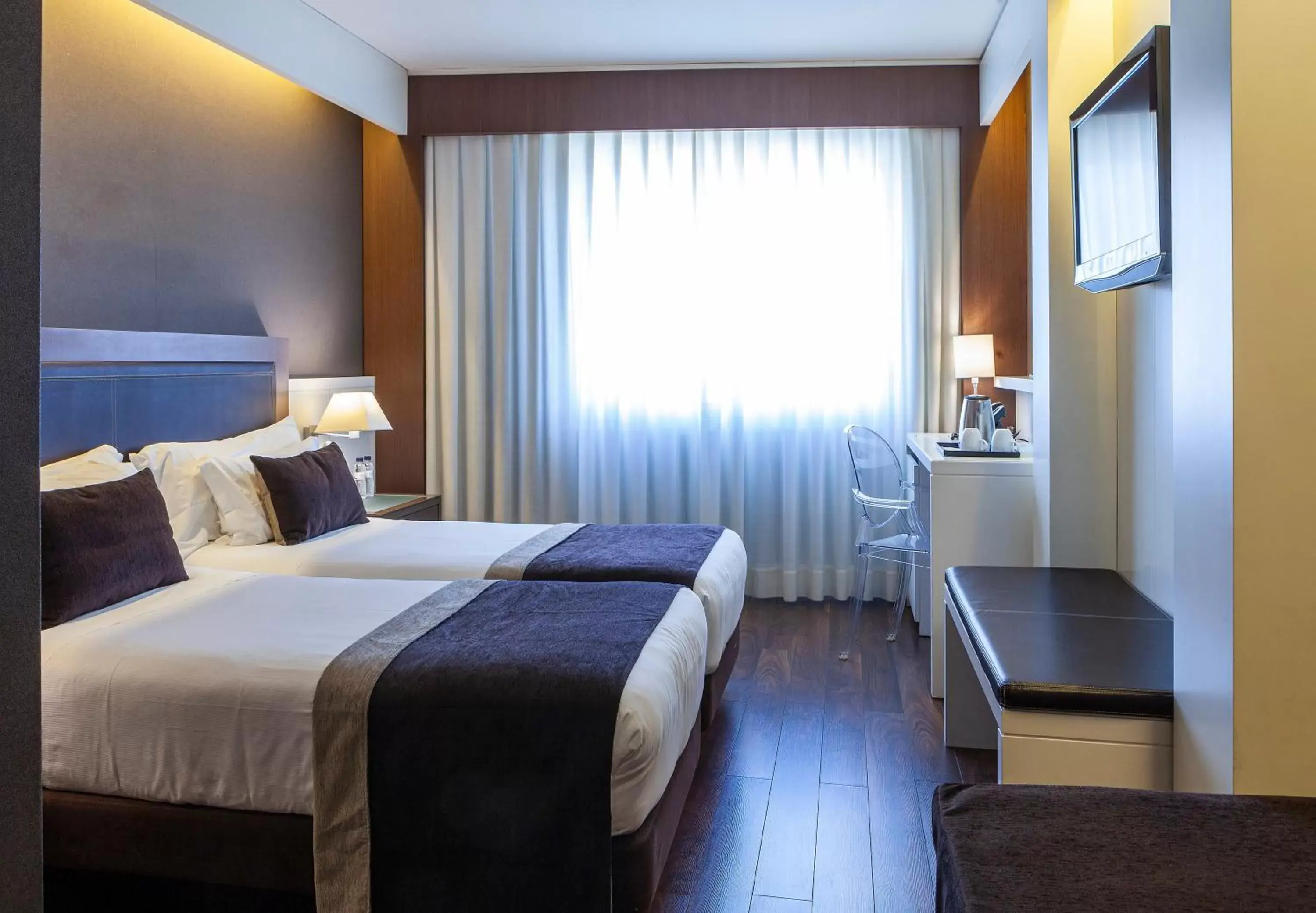 Photo of the whole room, Bed in Royal Ramblas