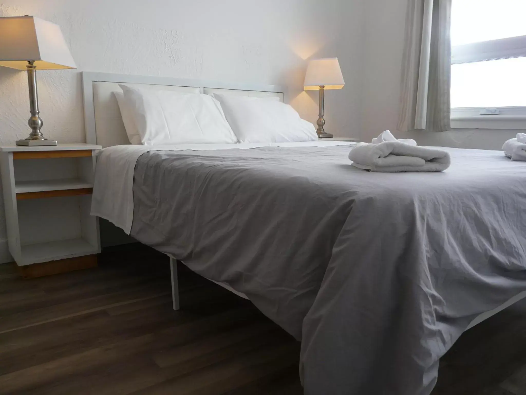 Bedroom, Bed in Auberge La Petite École de Forillon