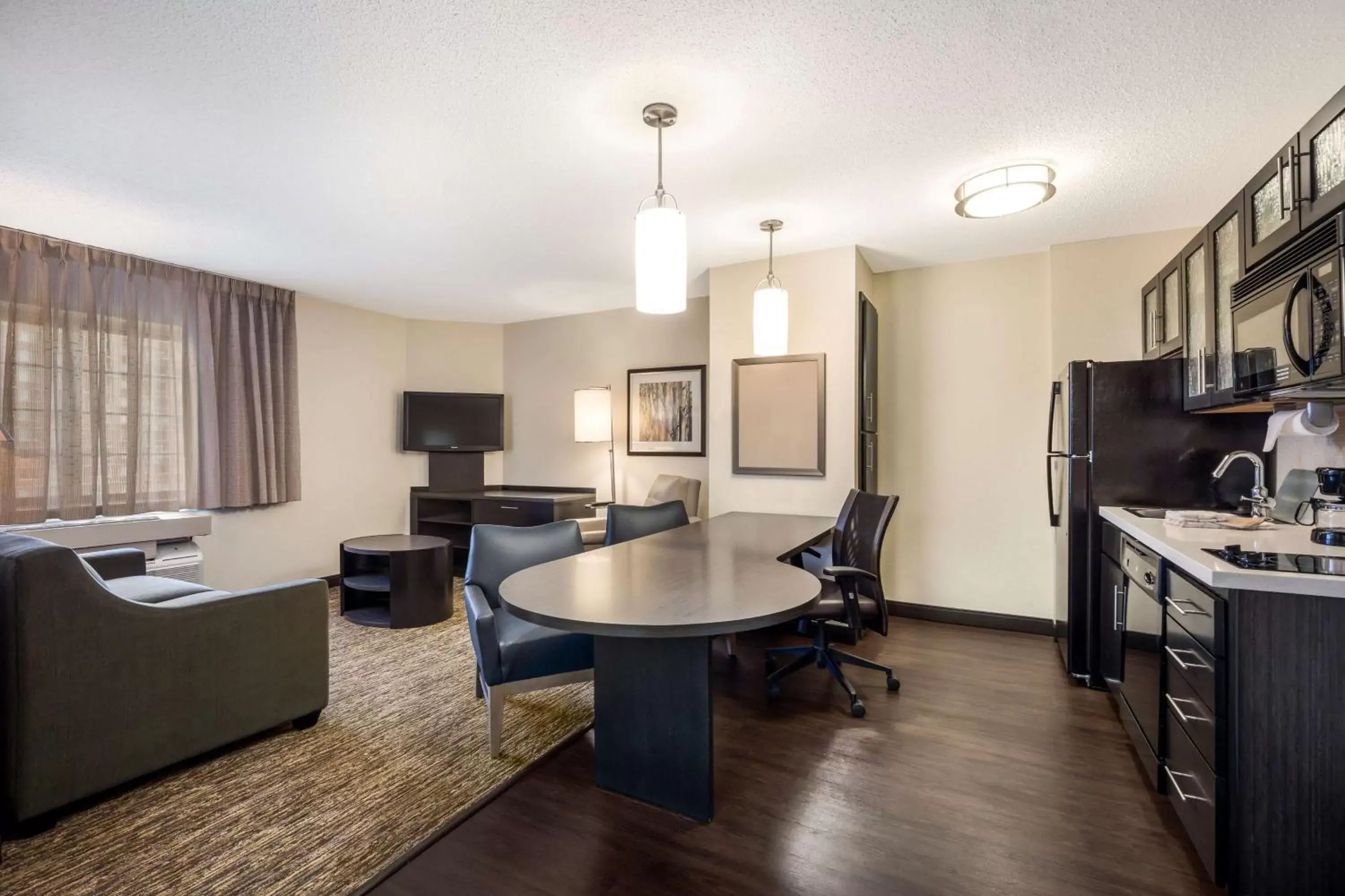 Kitchen or kitchenette, Seating Area in Sonesta Simply Suites Austin South
