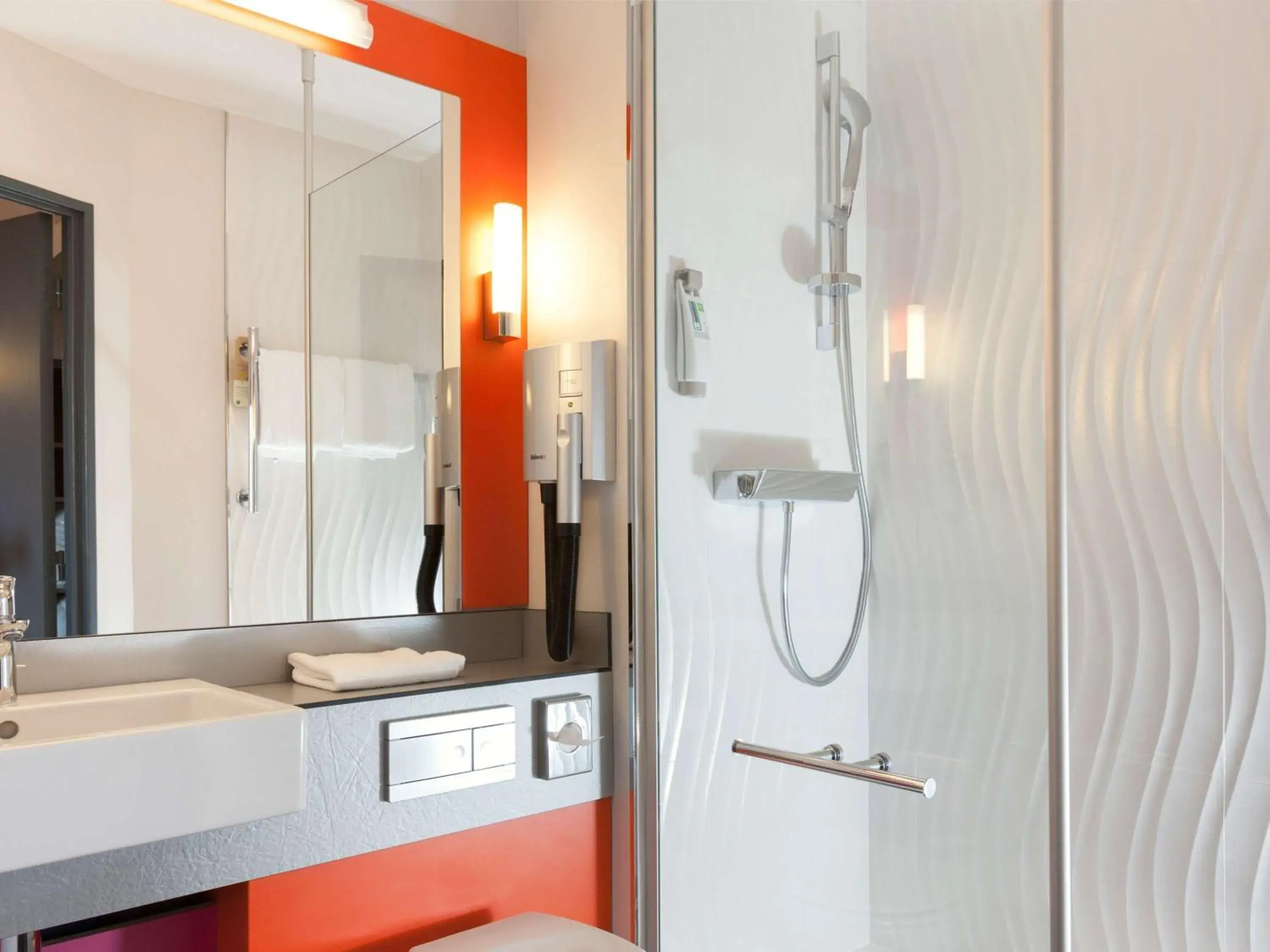Bathroom in ibis Styles Romans-Valence Gare TGV