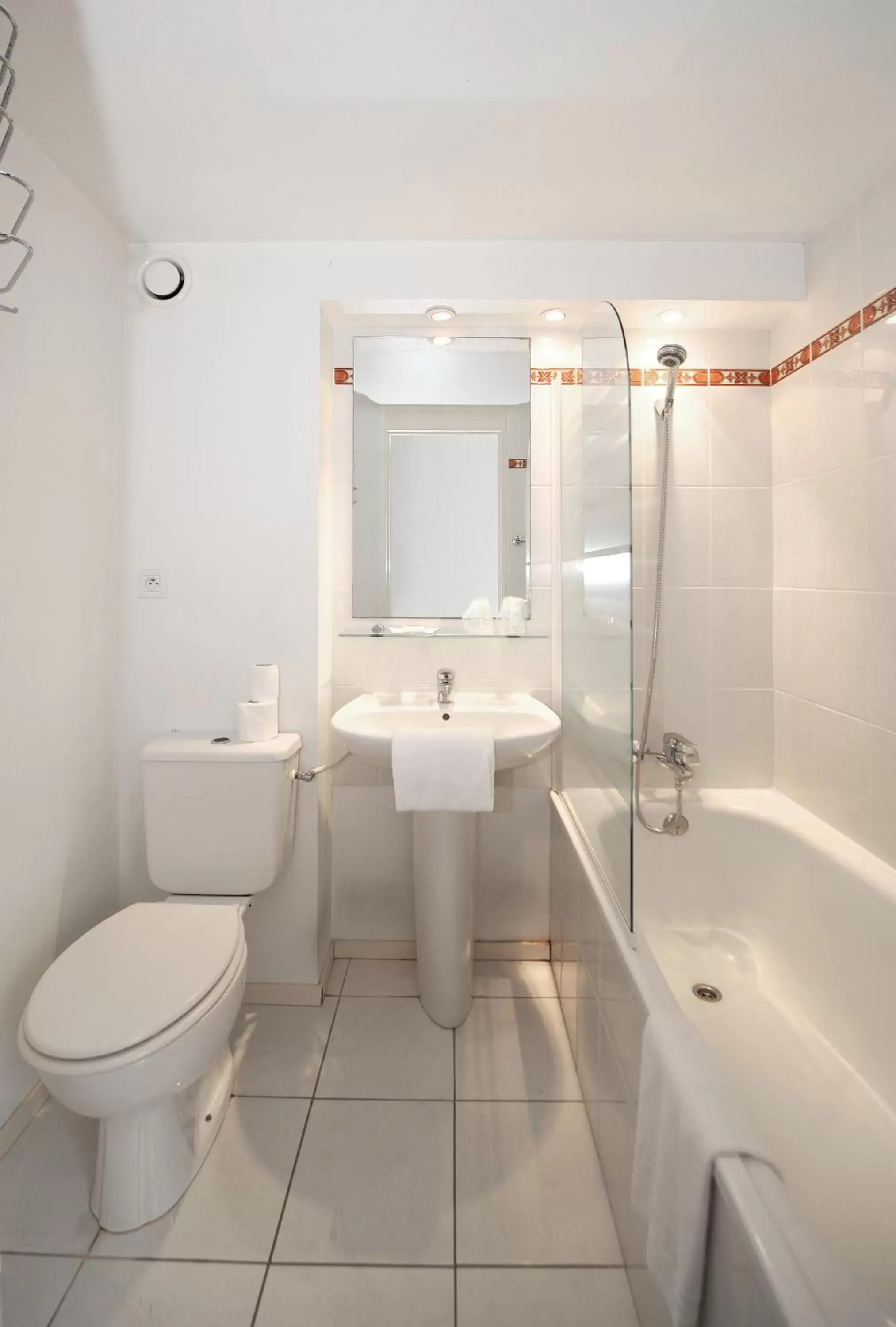 Bathroom in The Originals City, Hôtel Ambacia, Tours Sud