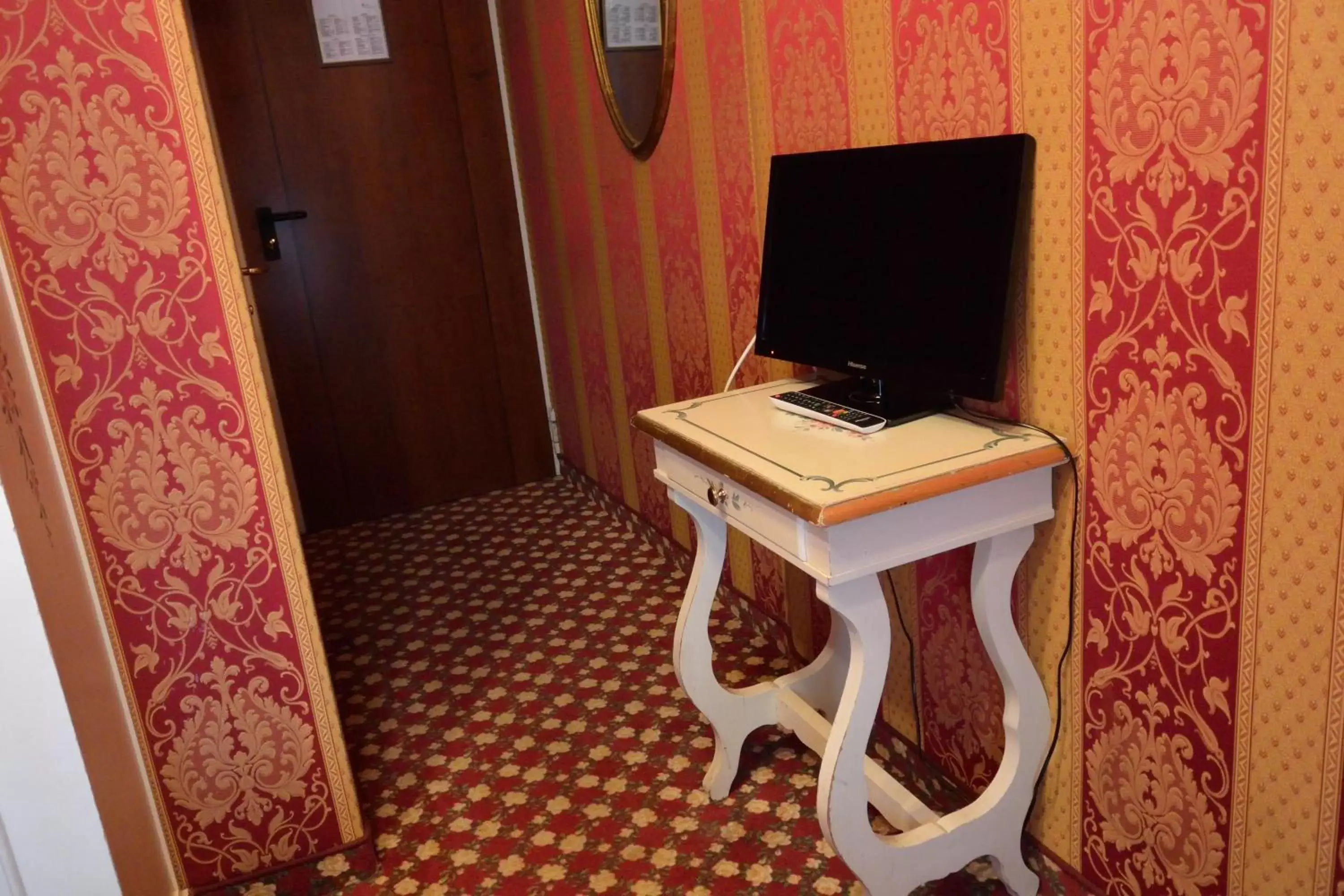 TV and multimedia, TV/Entertainment Center in Hotel Belle Arti