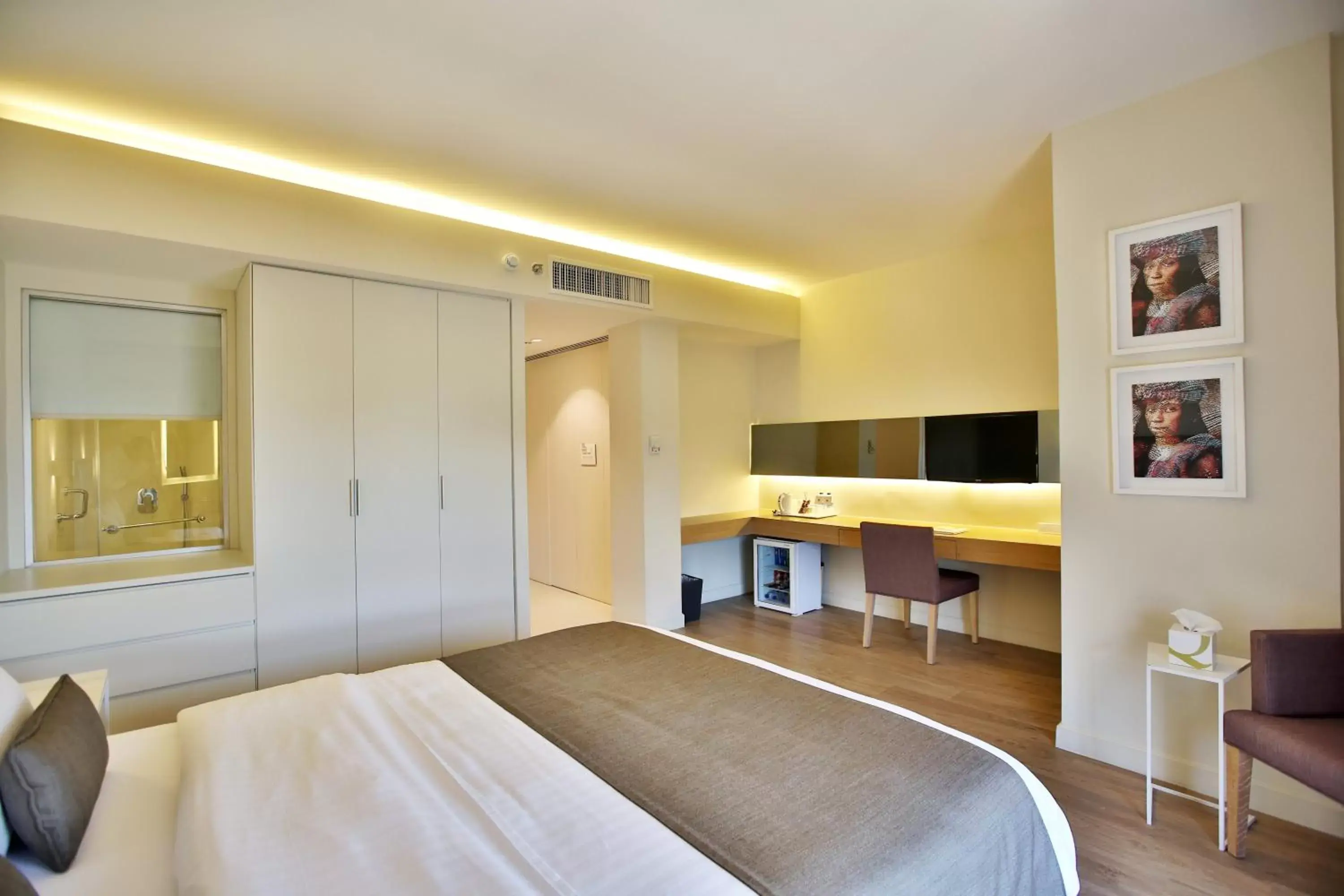 Communal lounge/ TV room, Bed in AlQasr Metropole Hotel