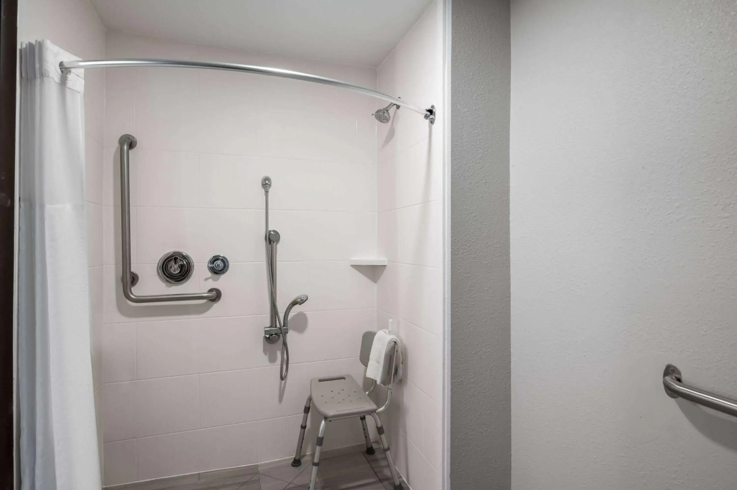 Shower, Bathroom in La Quinta Inn by Wyndham Indianapolis Airport Executive Dr