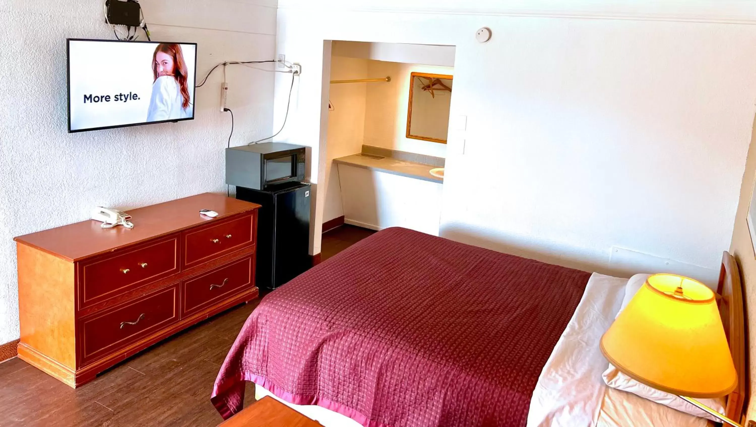 Photo of the whole room, Bed in Thunderbird Motel Hillsboro