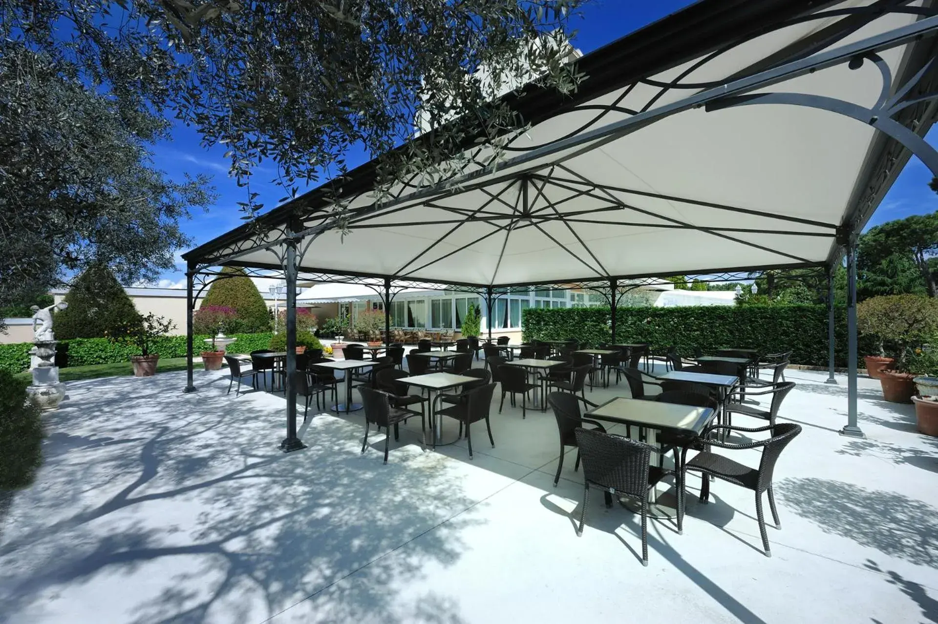 Patio, Restaurant/Places to Eat in Hotel Des Bains Terme