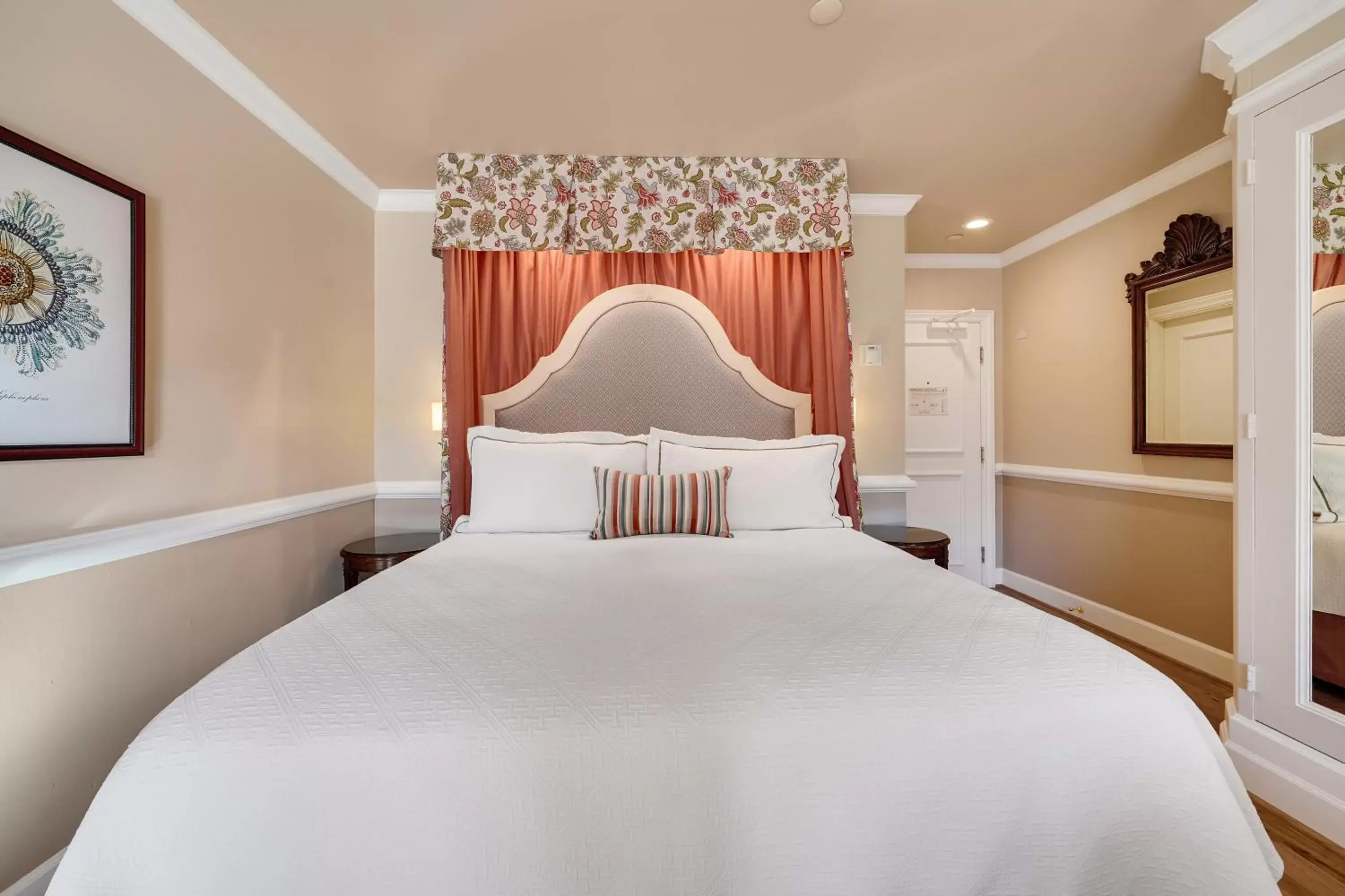 Bed in Spindrift Inn Bed in Spindrift Inn