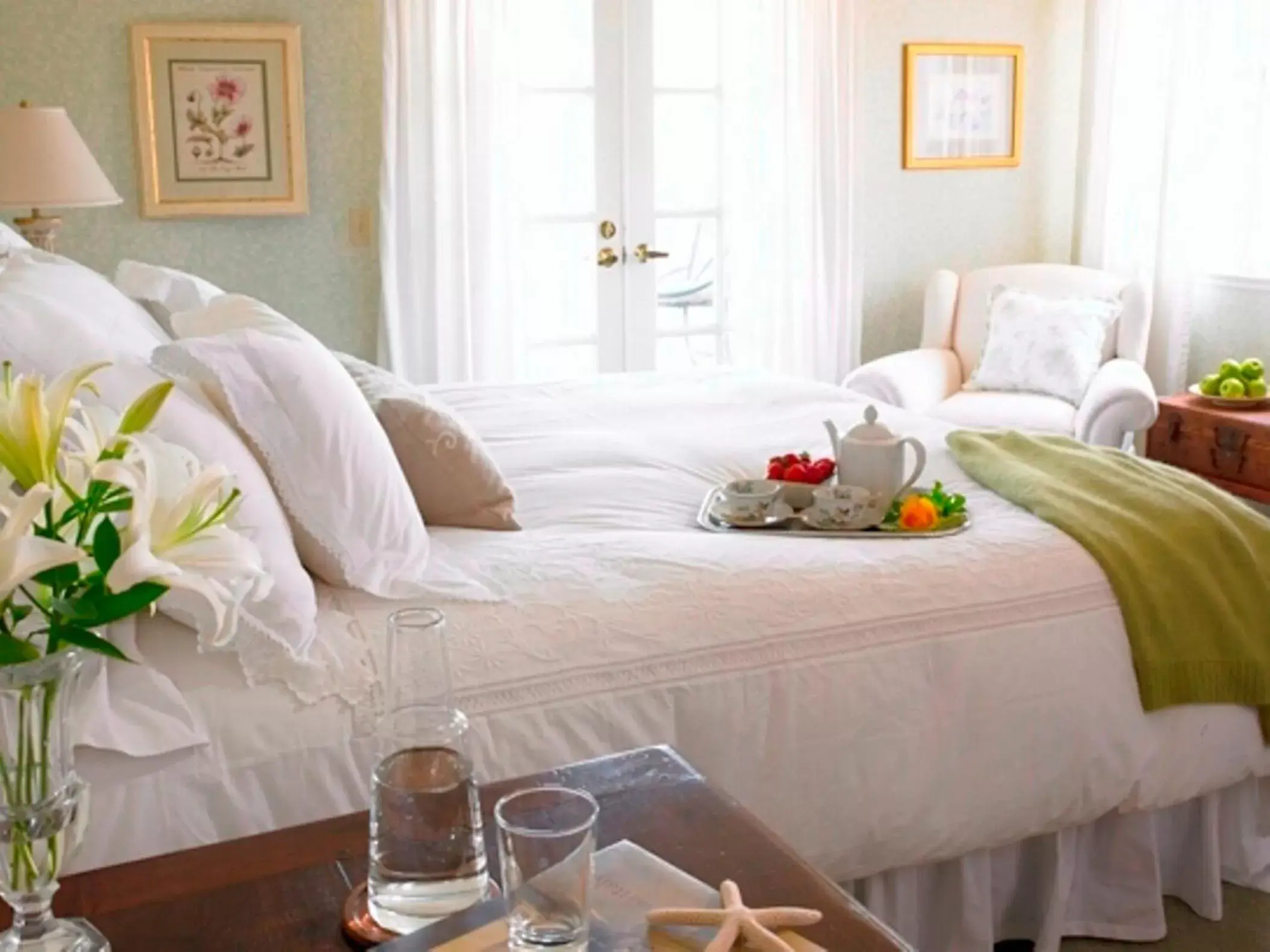 Bed in Inn at Playa del Rey