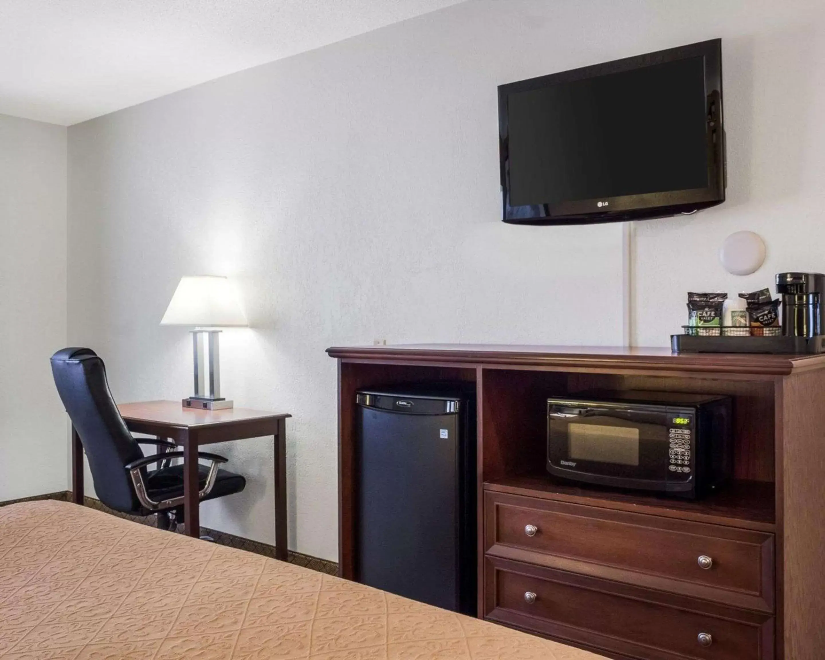 Photo of the whole room, TV/Entertainment Center in Quality Inn Oacoma