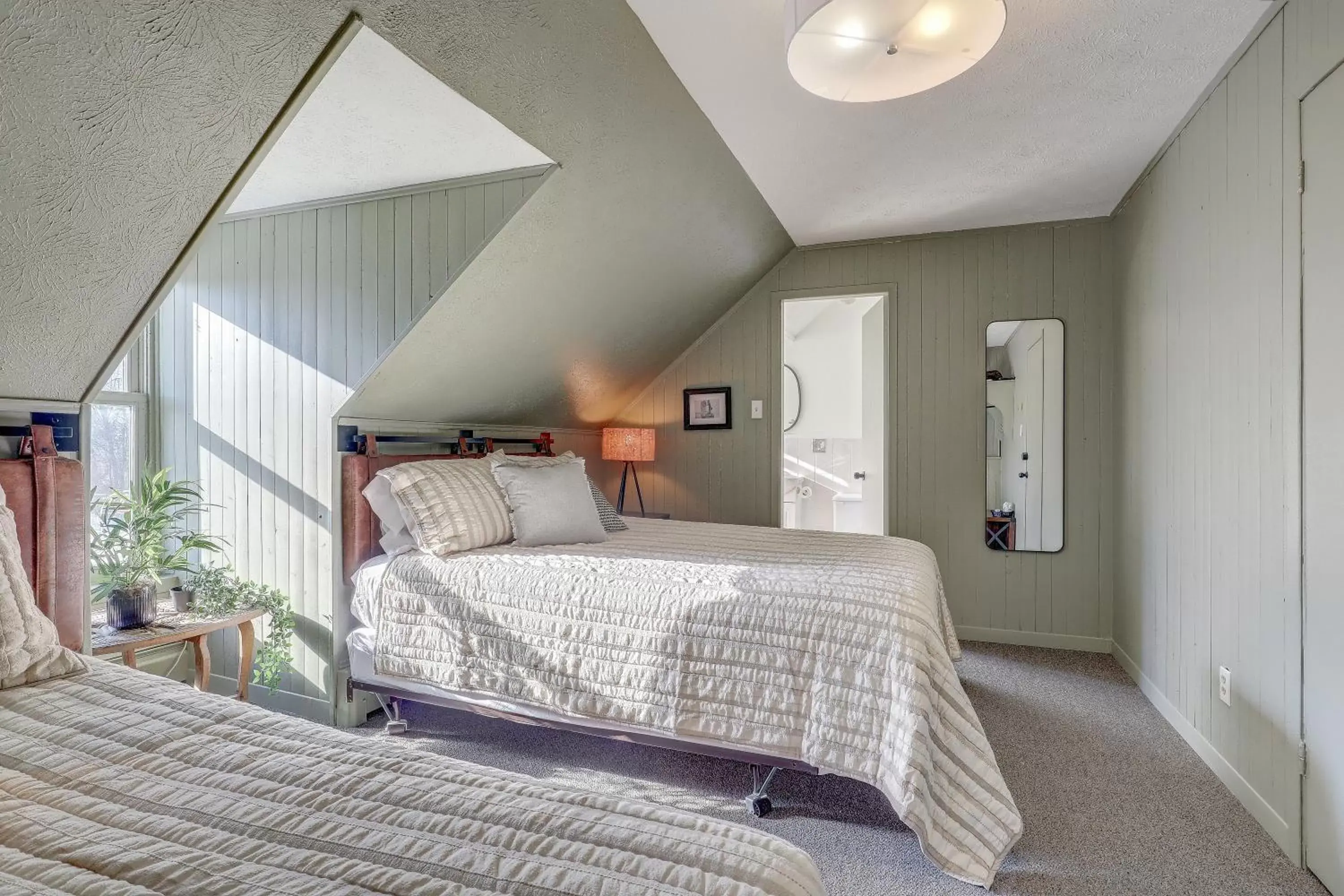 Queen Room with Two Queen Beds in Auberge des Cantons Queen Room with Two Queen Beds in Auberge des Cantons