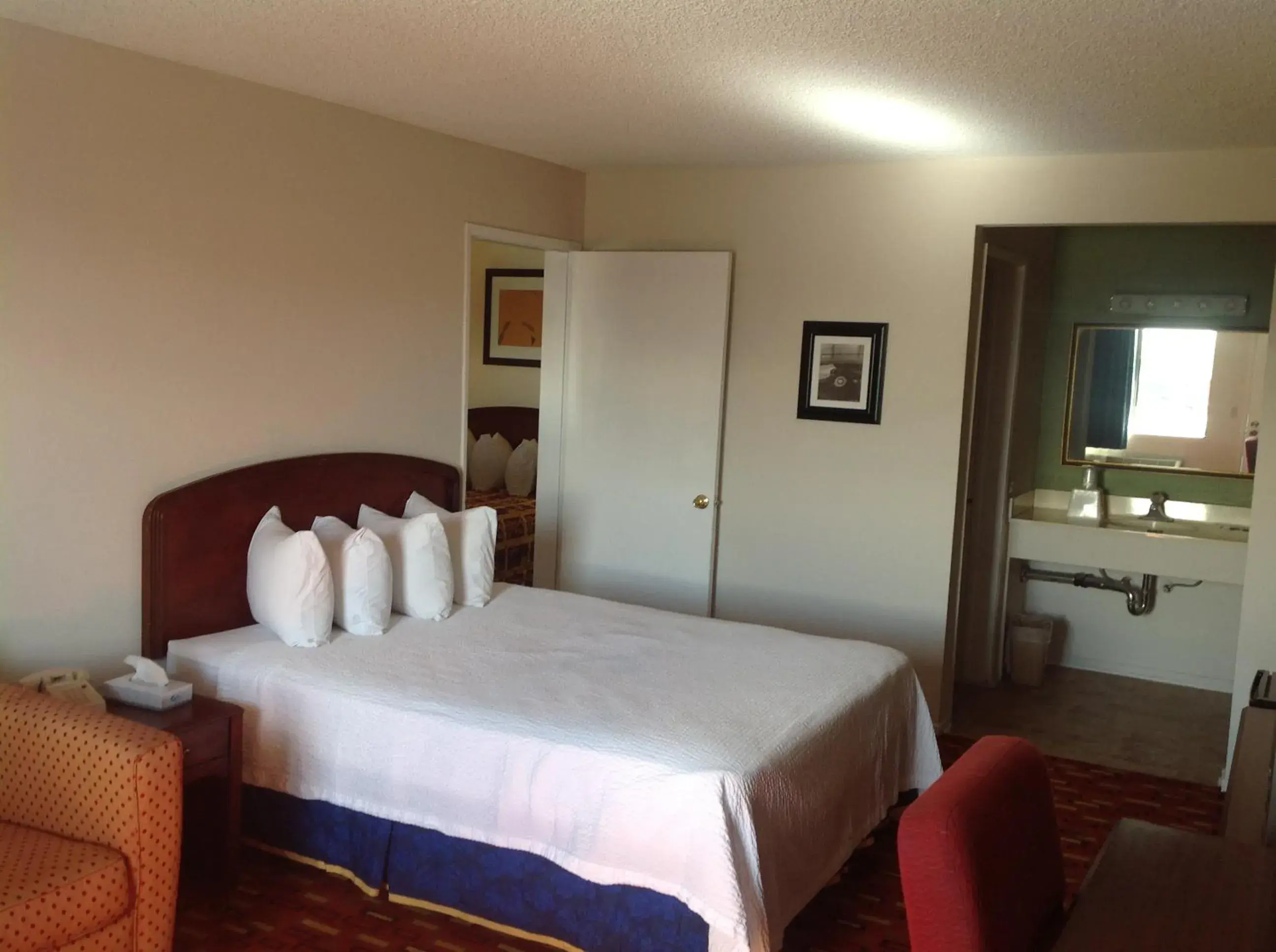 Two-Bedroom Suite in Eunice Plaza Motel