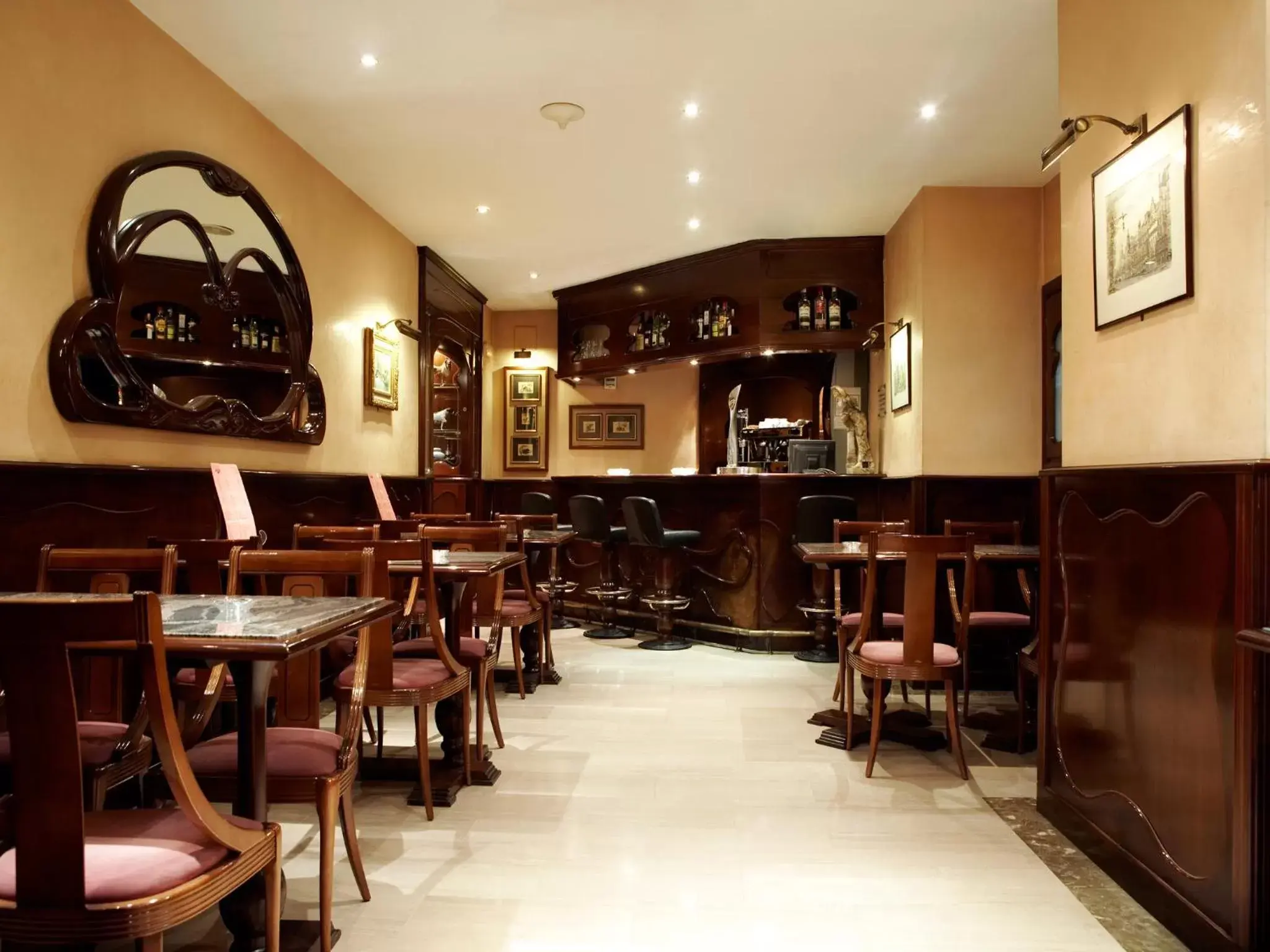 Lounge or bar, Restaurant/Places to Eat in Gaudi Hotel