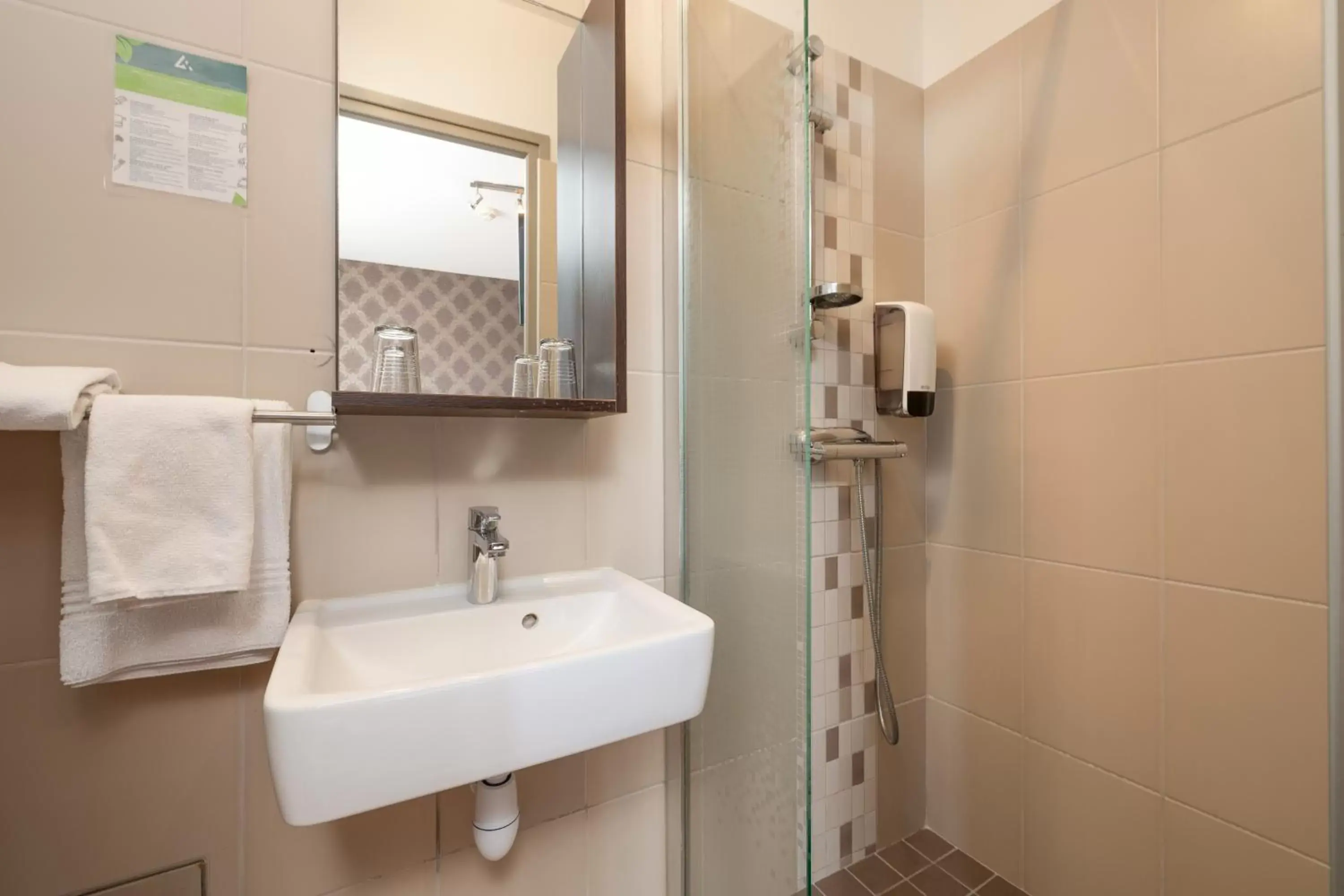 Shower, Bathroom in Hotel De L'Agriculture - 2 étoiles