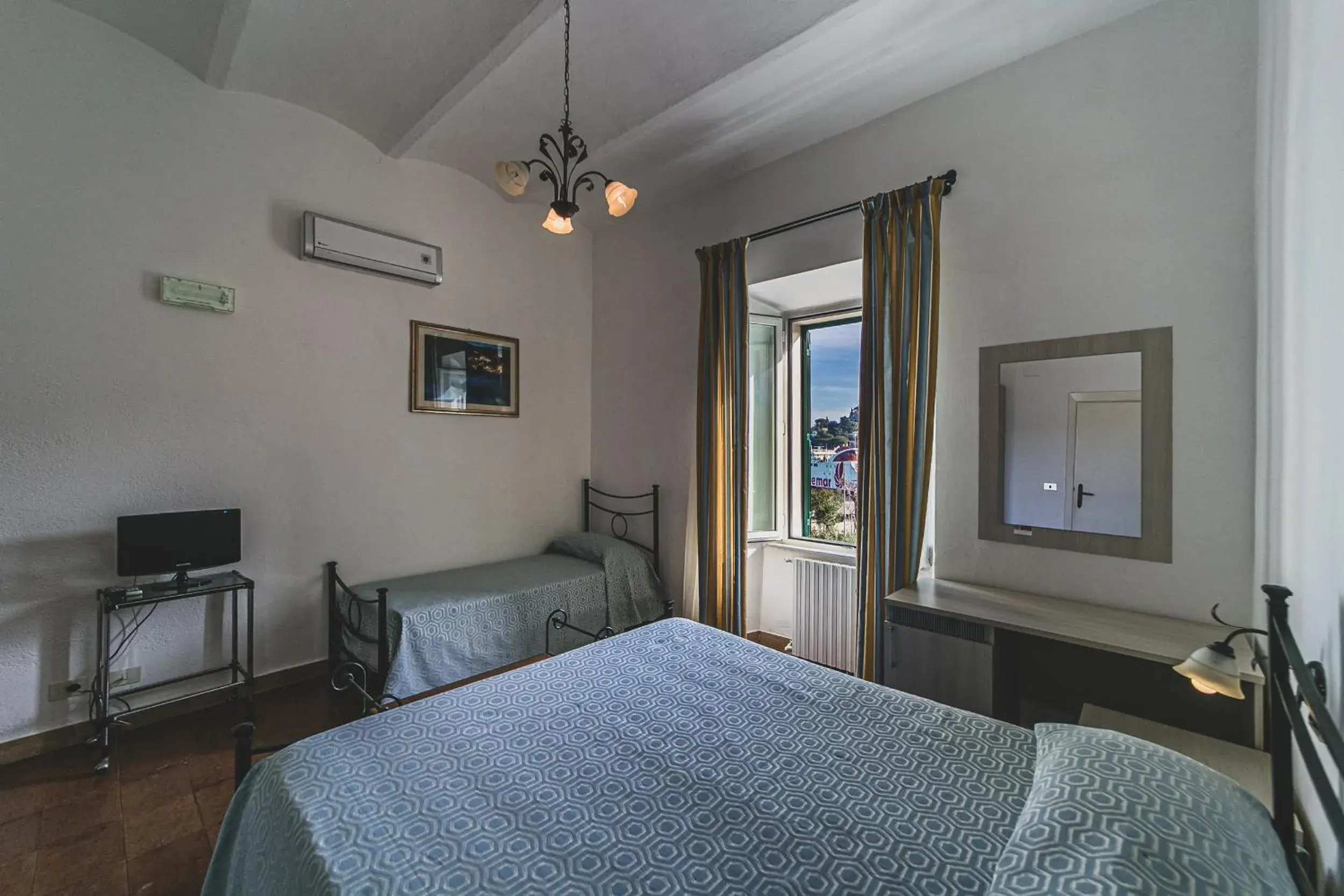 Standard Triple Room with Sea View in Hotel Alfiero