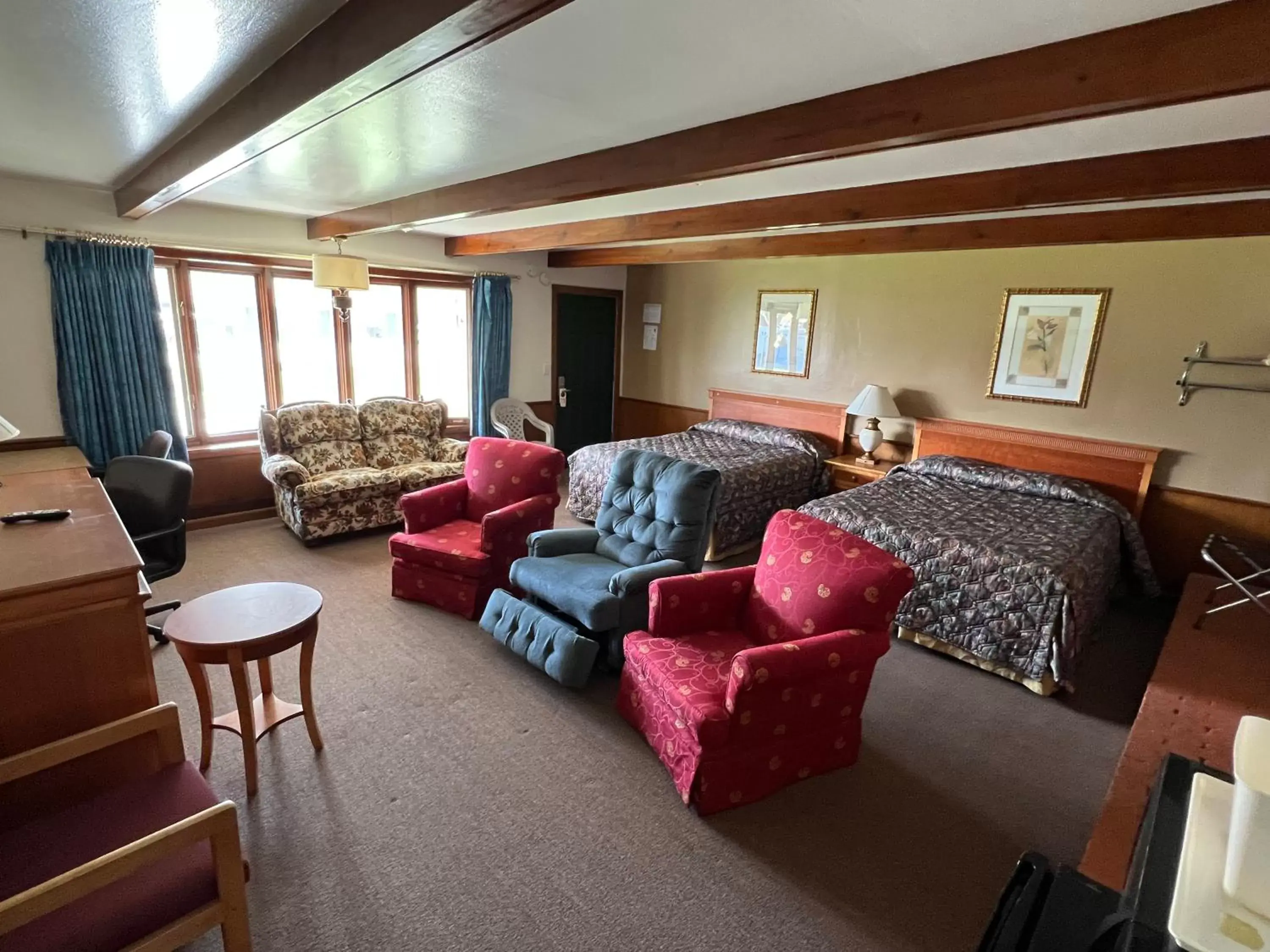 Bedroom, Seating Area in Spinning Wheel Motel