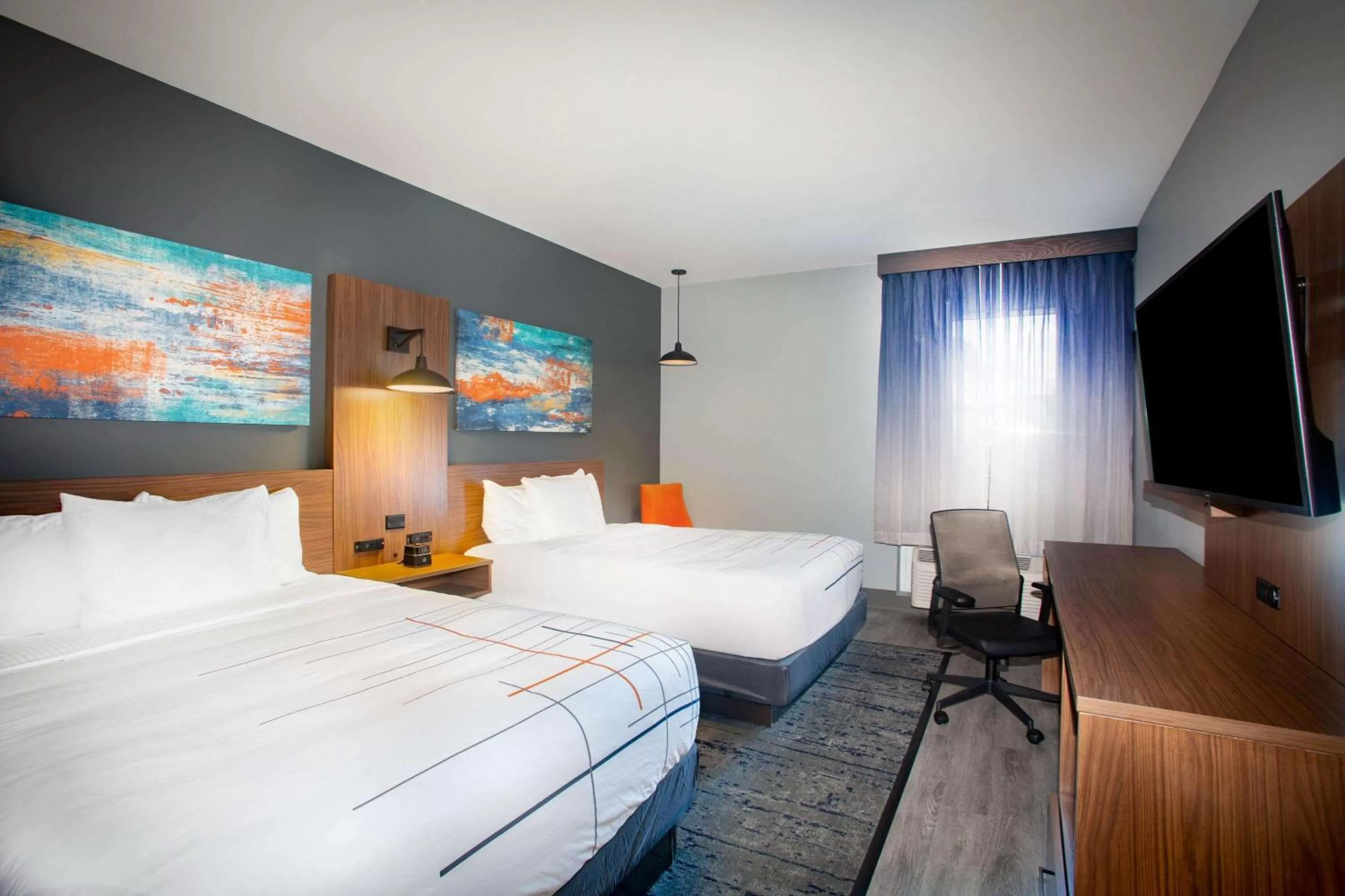 Photo of the whole room, Bed in La Quinta Inn & Suites by Wyndham Oxford