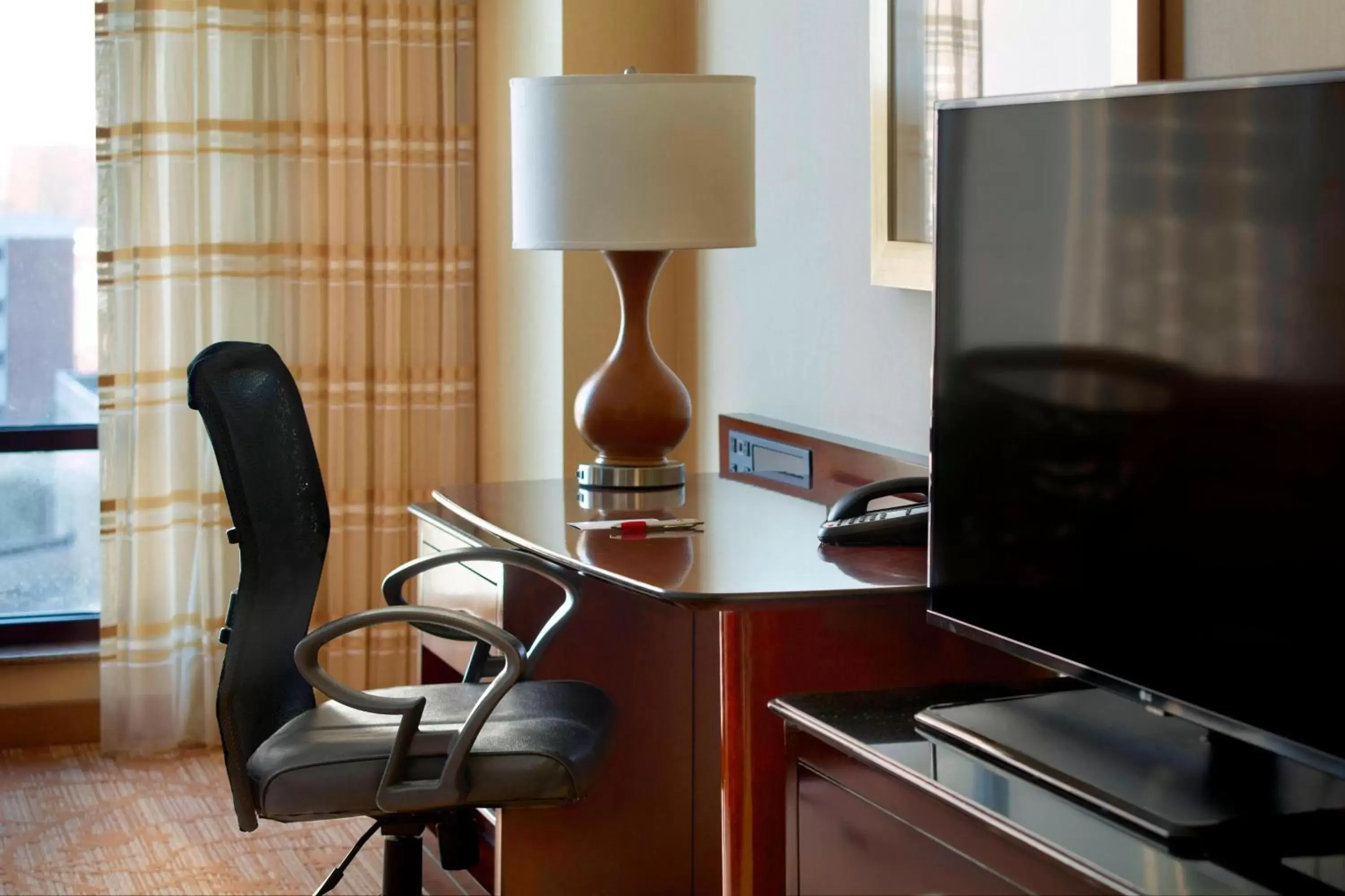 Photo of the whole room, Kitchen/Kitchenette in Marriott Bloomington Normal Hotel and Conference Center