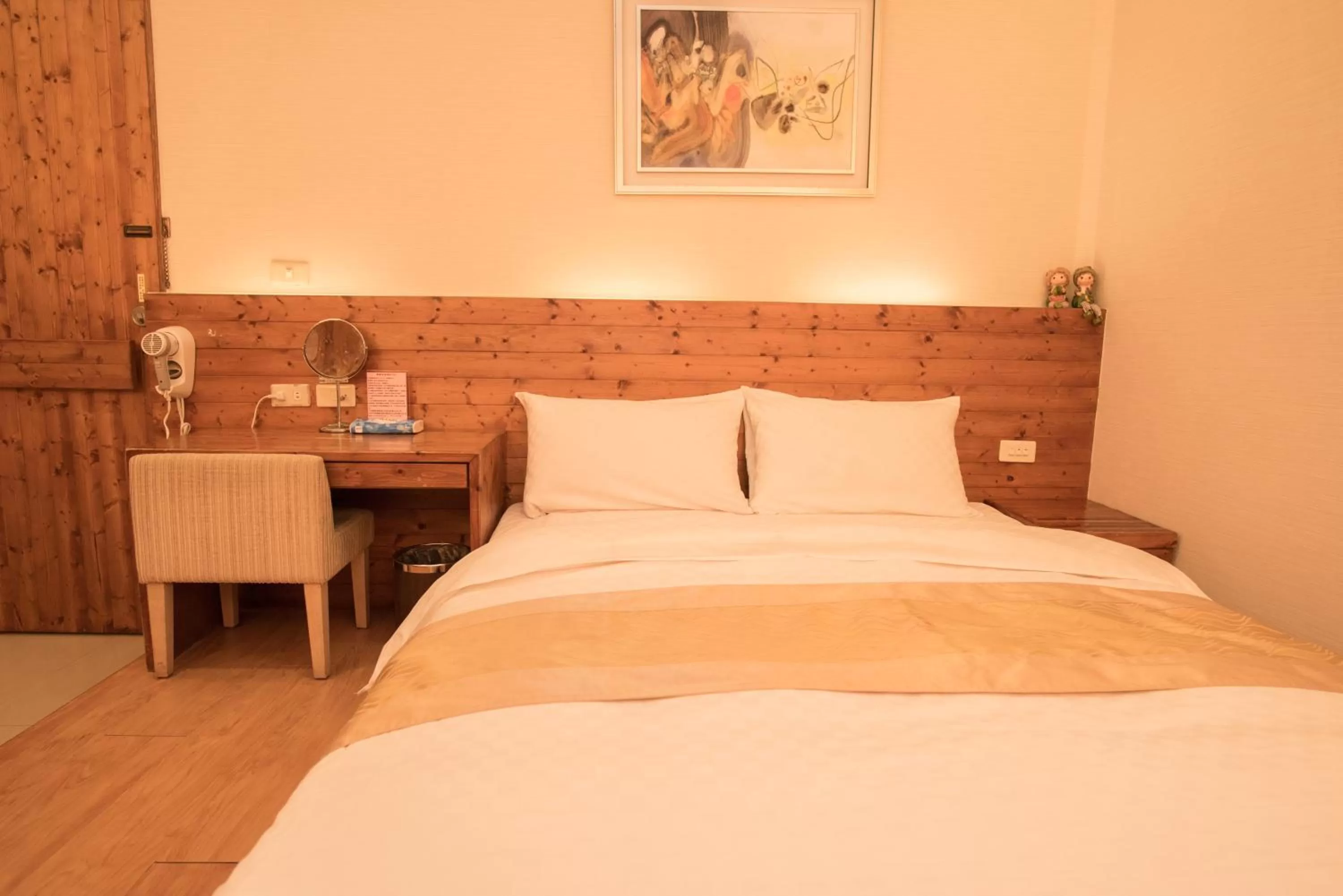 Photo of the whole room, Bed in Long Hong