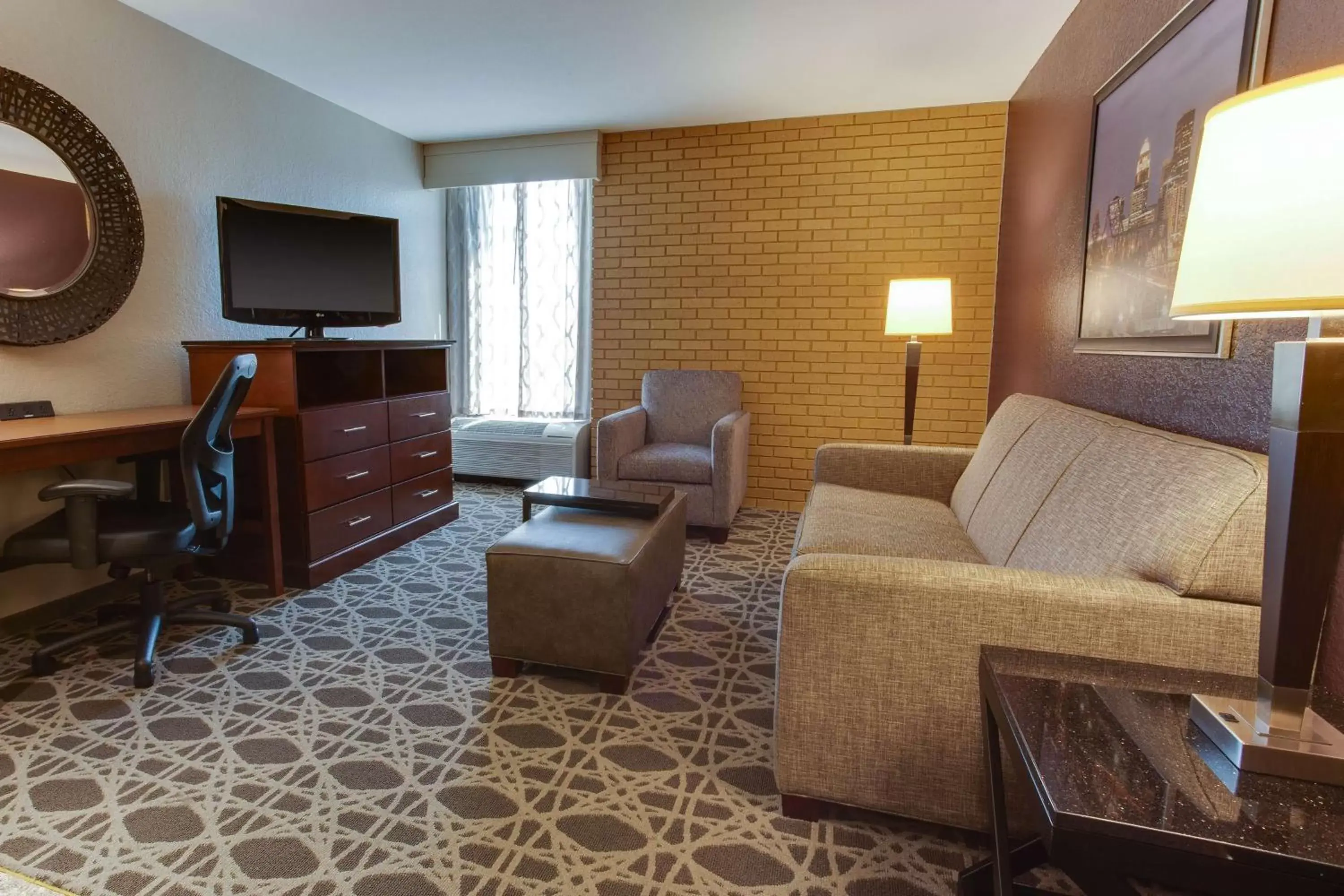 Photo of the whole room, Seating Area in Drury Inn & Suites Louisville East