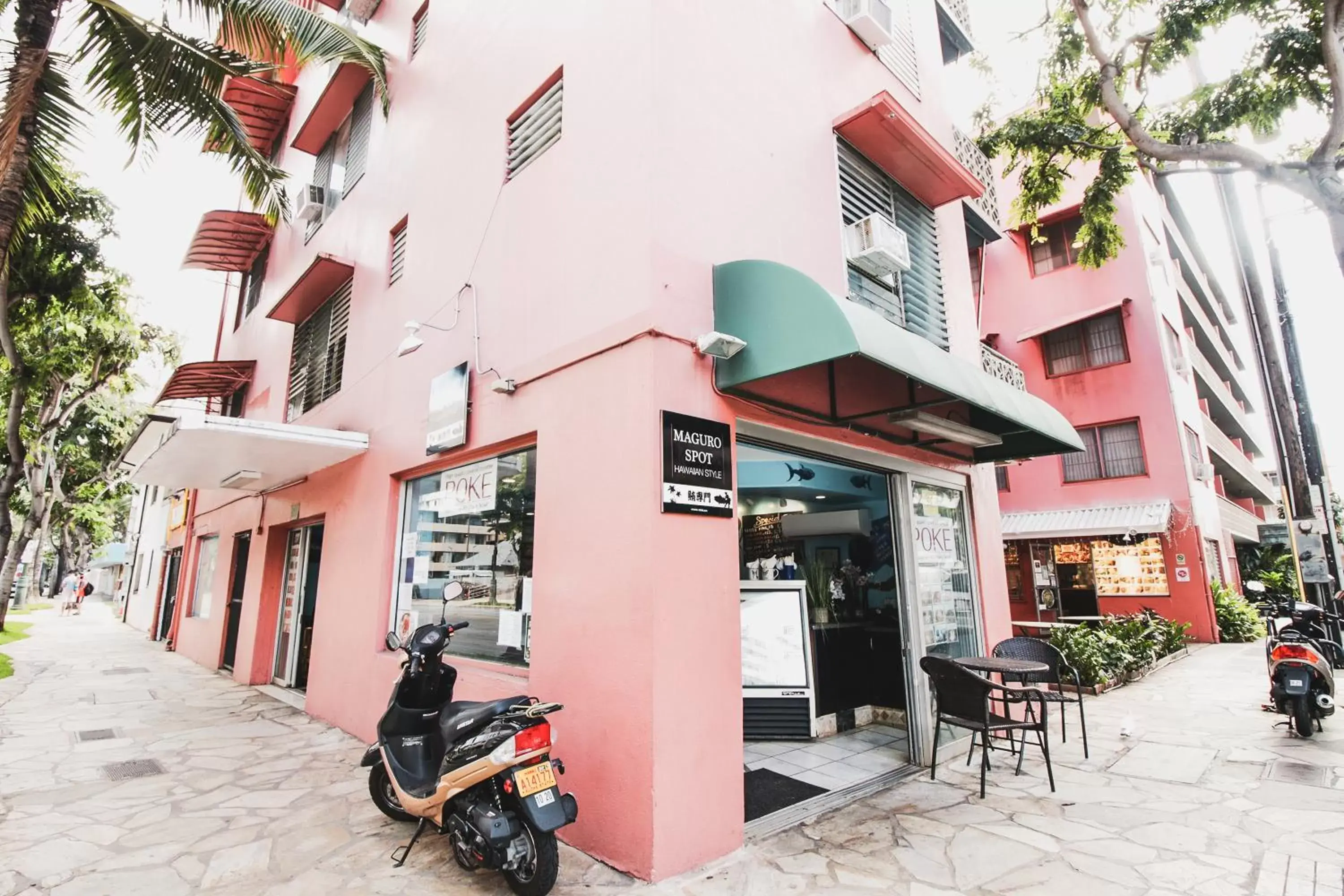 Property building in Royal Grove Waikiki Property building in Royal Grove Waikiki