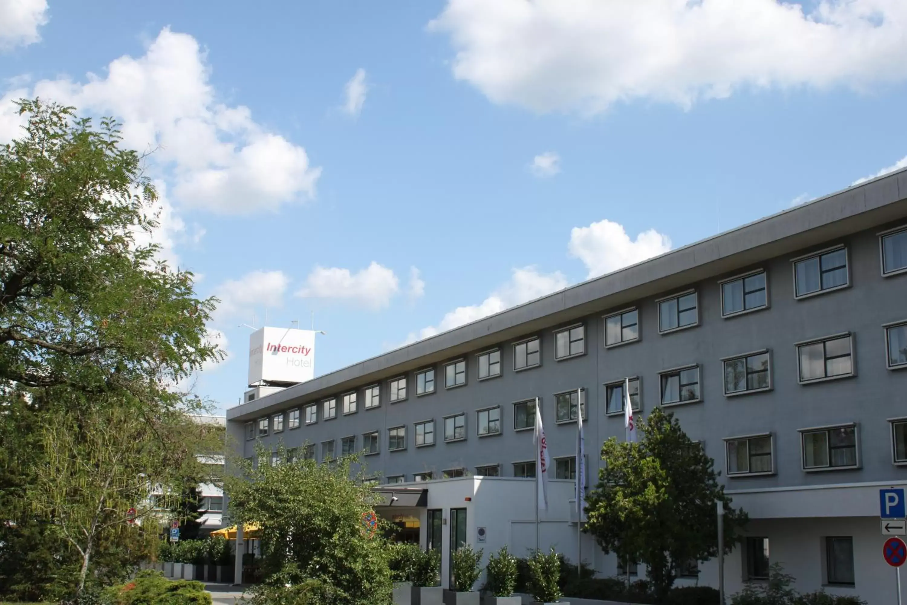 Facade/entrance in IntercityHotel Frankfurt Airport