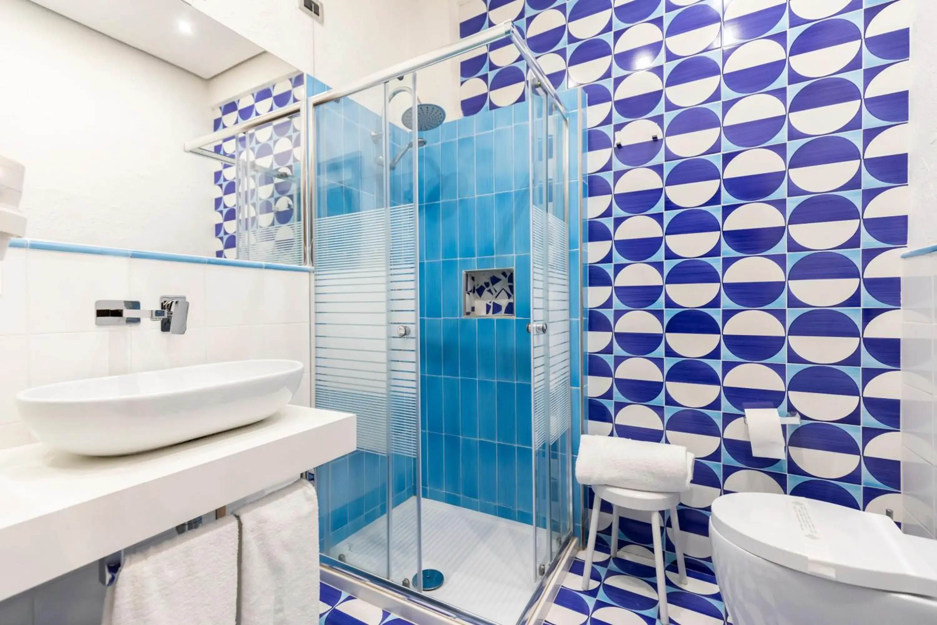 Shower, Bathroom in Grand Hotel De Rose