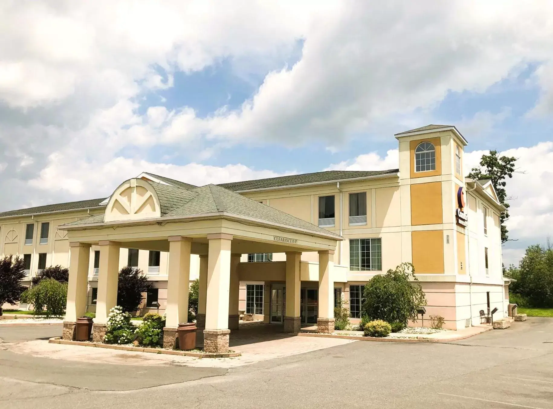 Property Building in Comfort Inn & Suites Mount Pocono