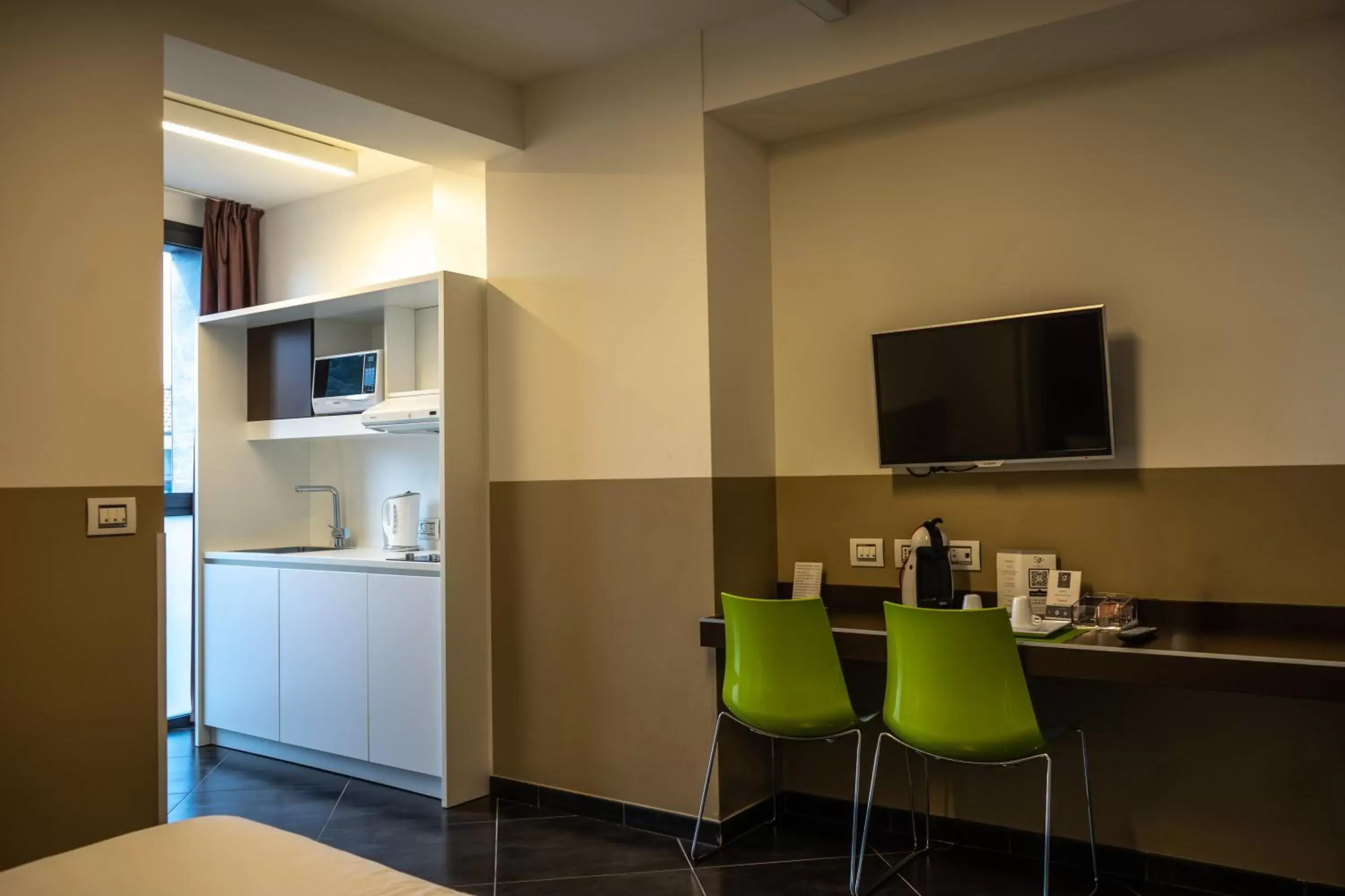 Kitchen or kitchenette, TV/Entertainment Center in 57 Reshotel Orio