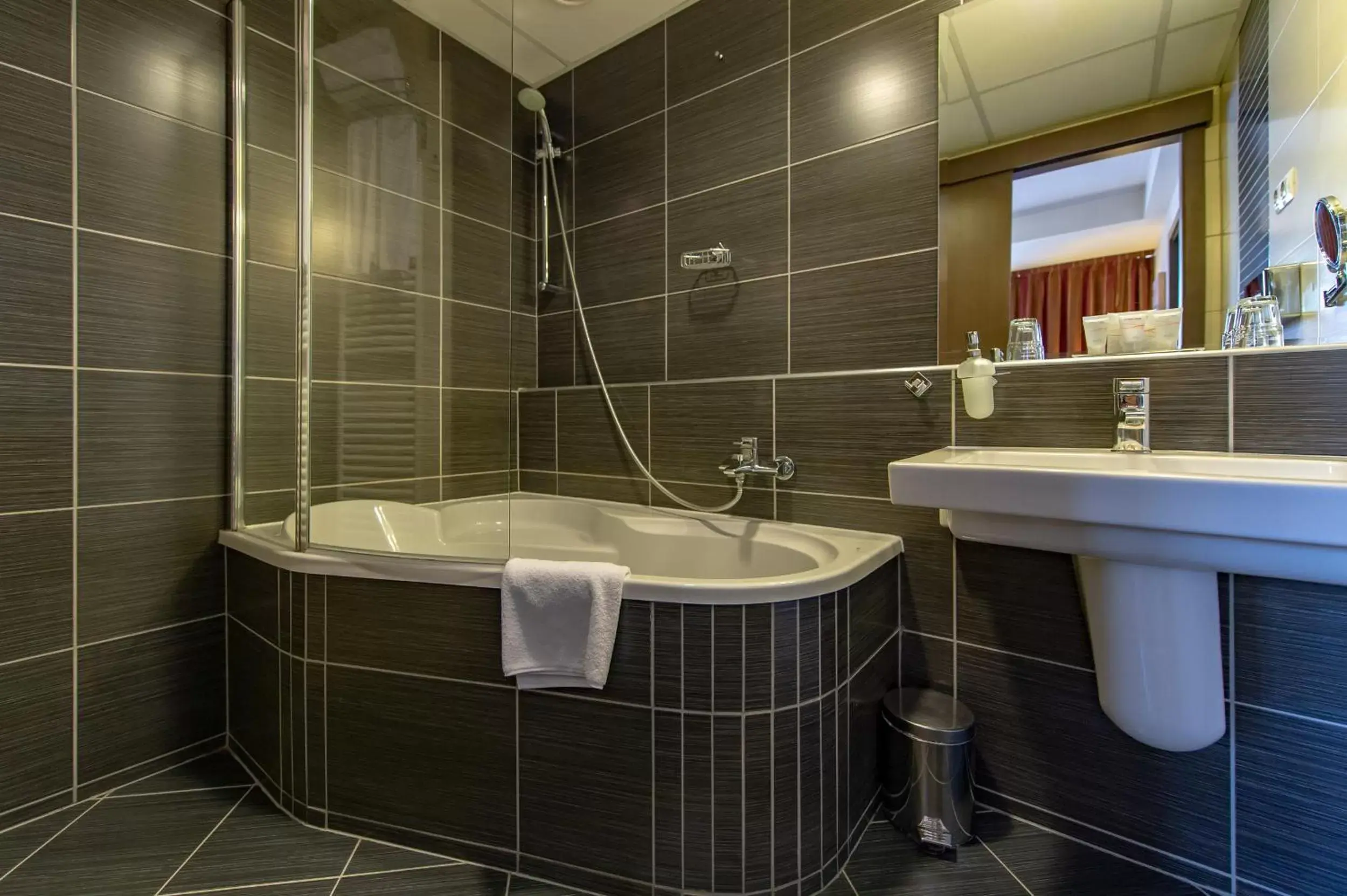 Toilet, Bathroom in Hotel Regnum Residence