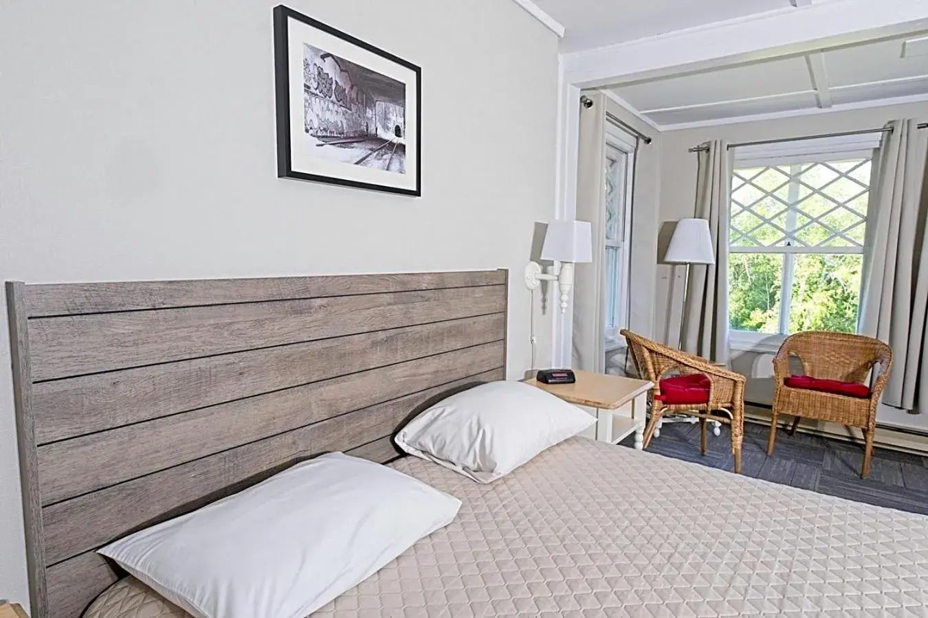 Seating area, Bed in Auberge Les Sources