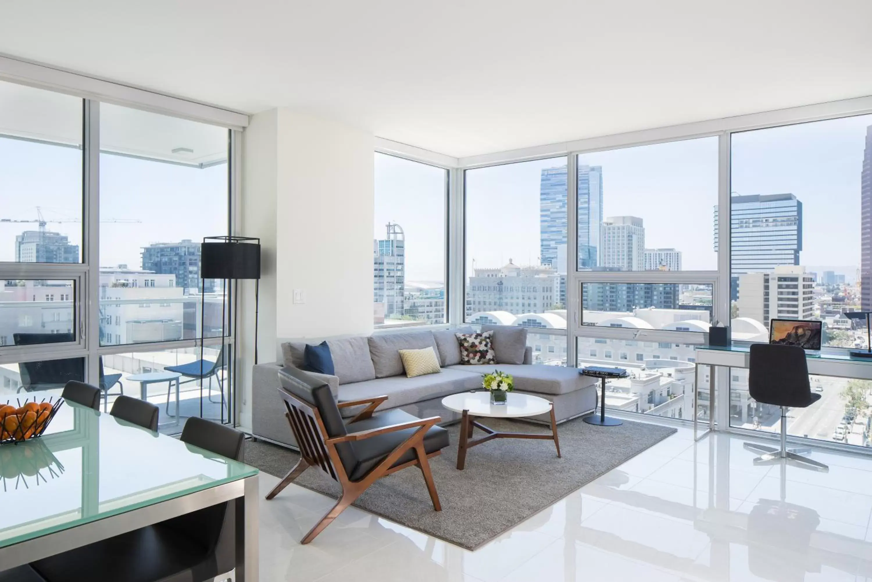 Living room, City View in Level Los Angeles - Downtown South Olive