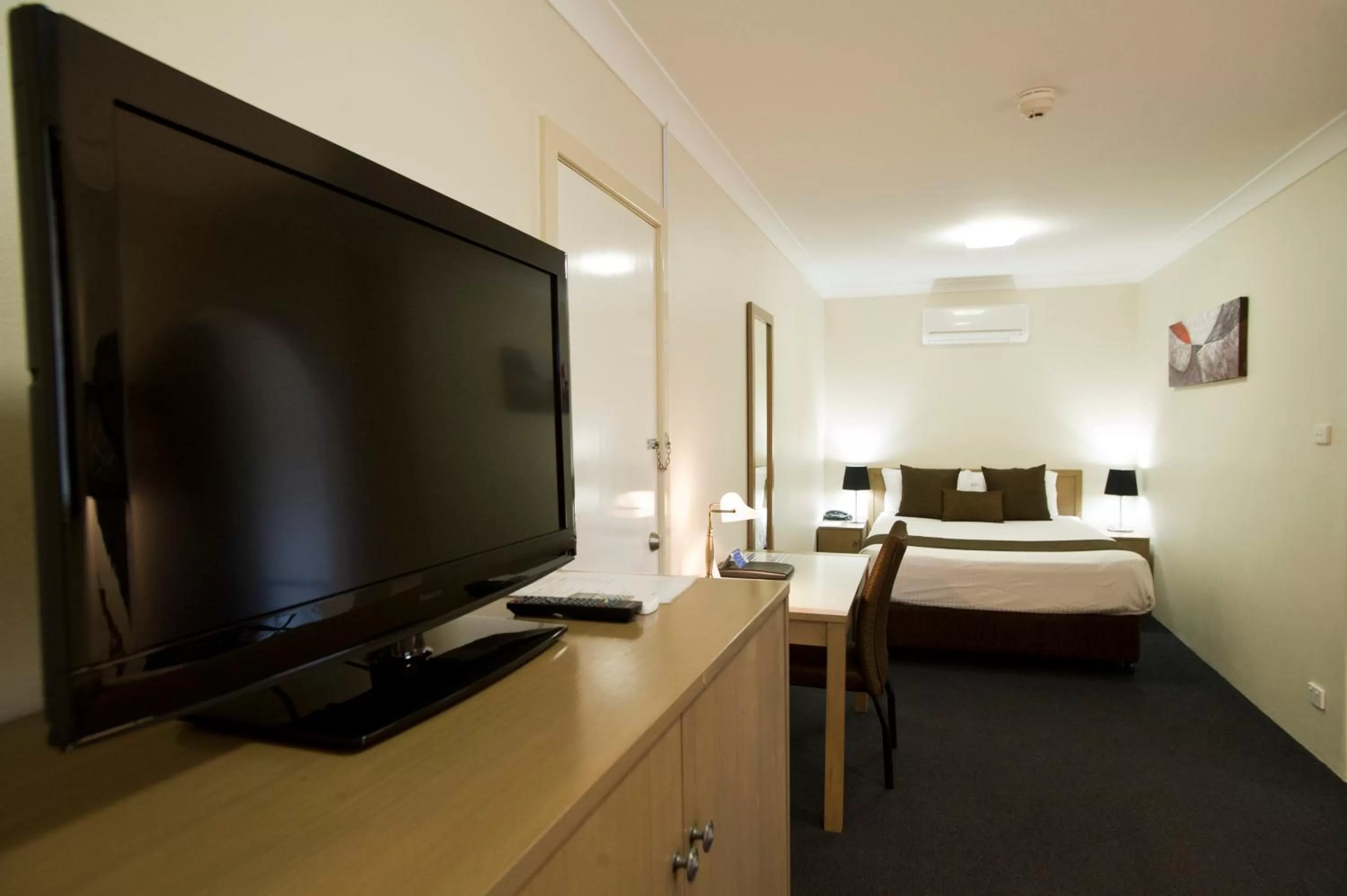 Bed in Noah's Mid City Motor Inn Muswellbrook