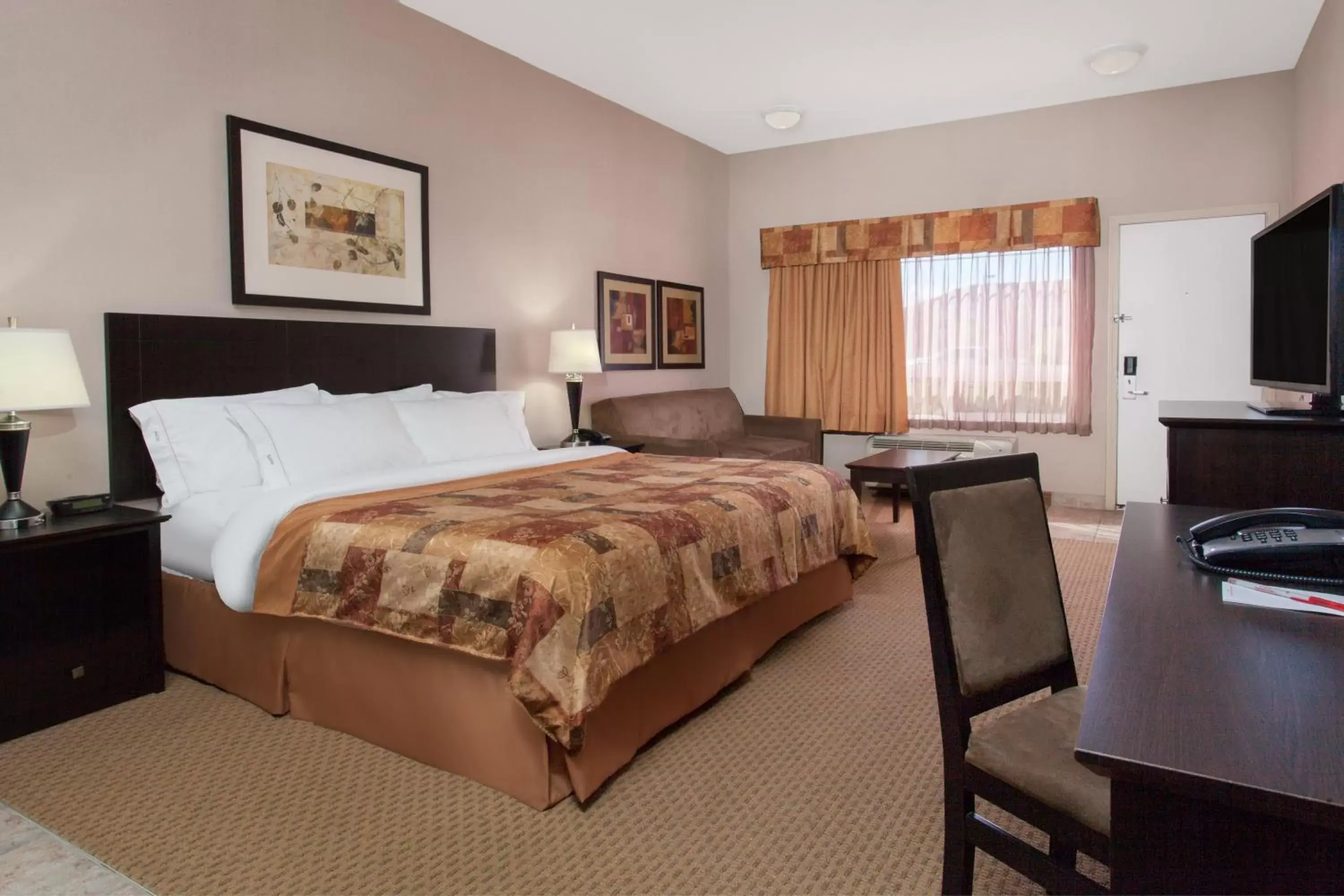 Photo of the whole room, Bed in Ramada by Wyndham Brooks