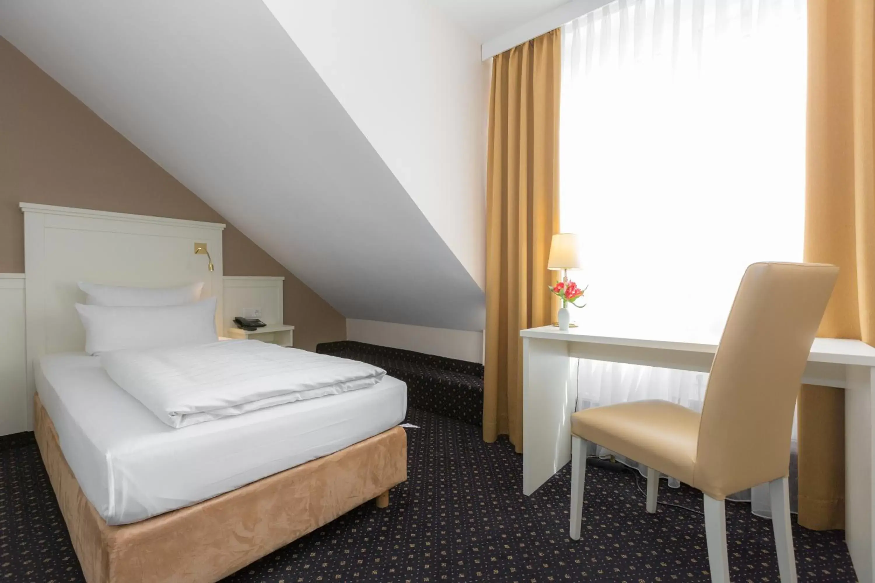 Photo of the whole room, Bed in Hotel Fürst Bismarck