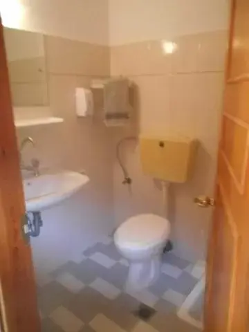 Bathroom in Hotel Kourkoumelata