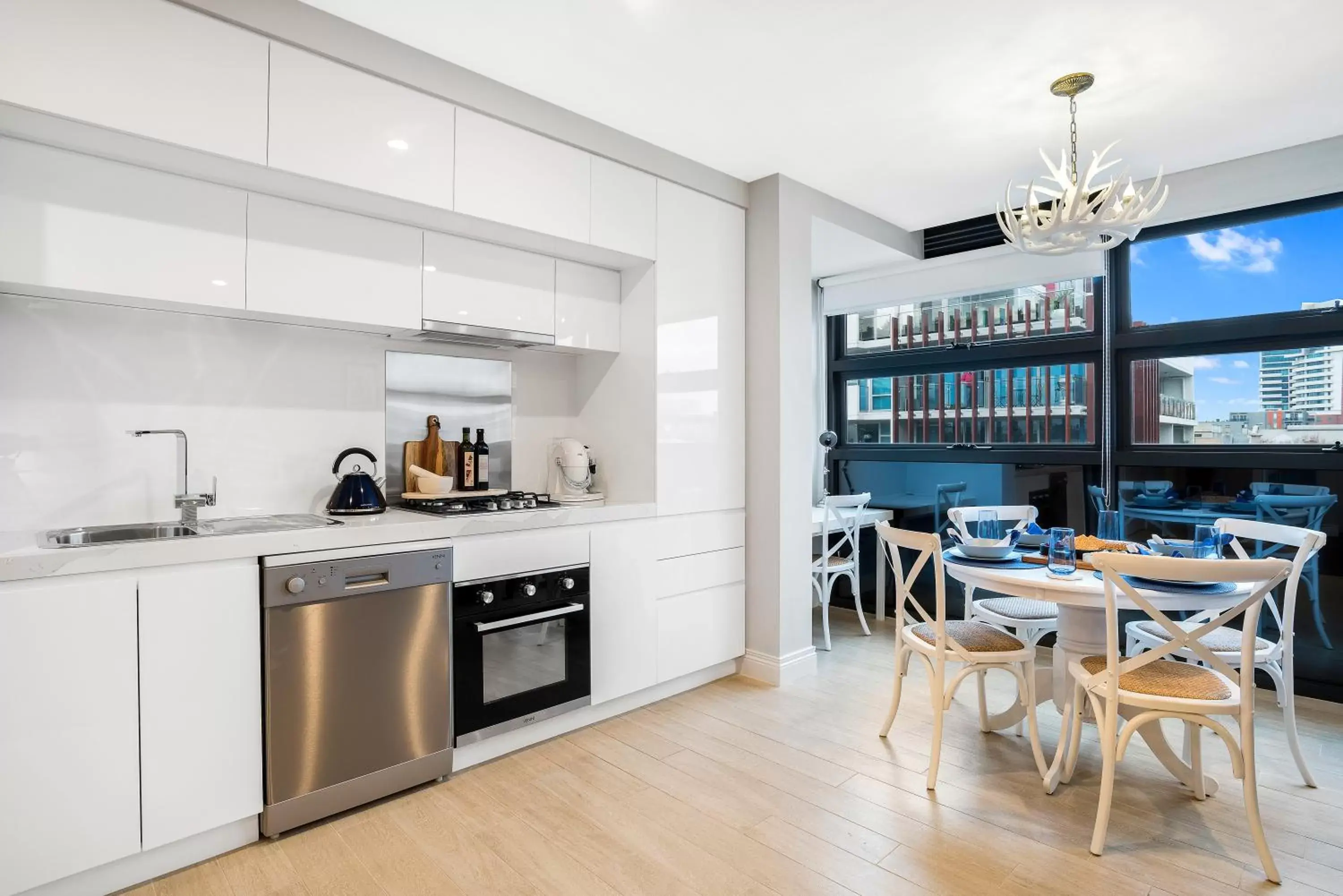 Dining area, Kitchen/Kitchenette in The Hamptons Apartments - Port Melbourne