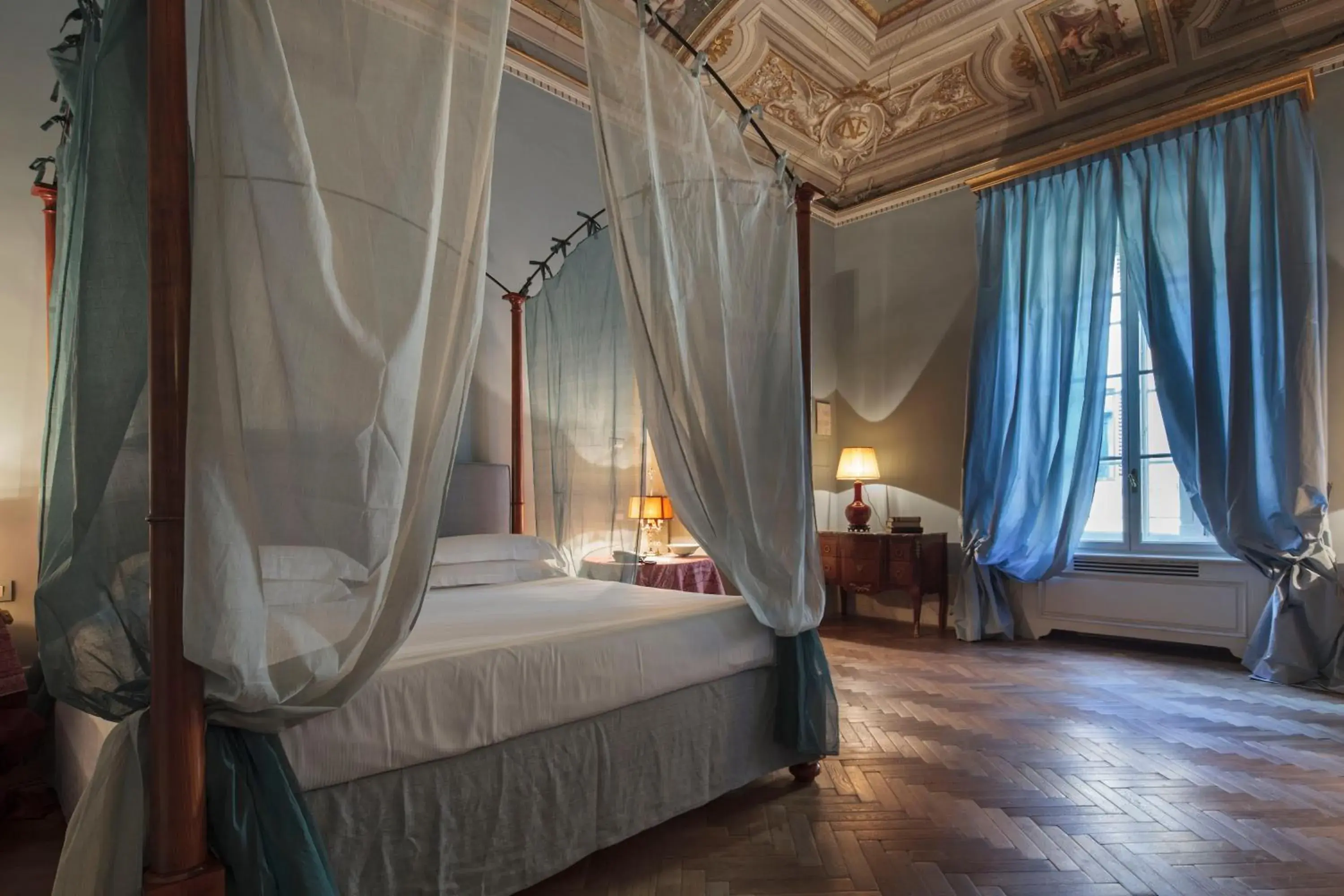 Bed in Al Palazzo del Marchese di Camugliano Residenza d'Epoca