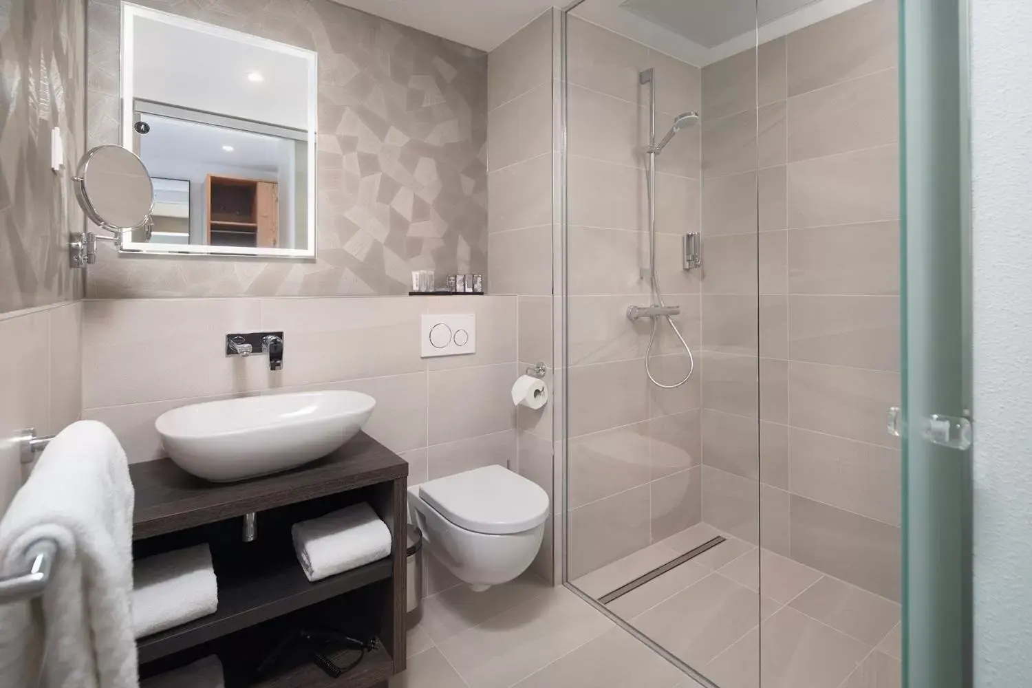 Shower, Bathroom in Inntel Hotels Utrecht Centre