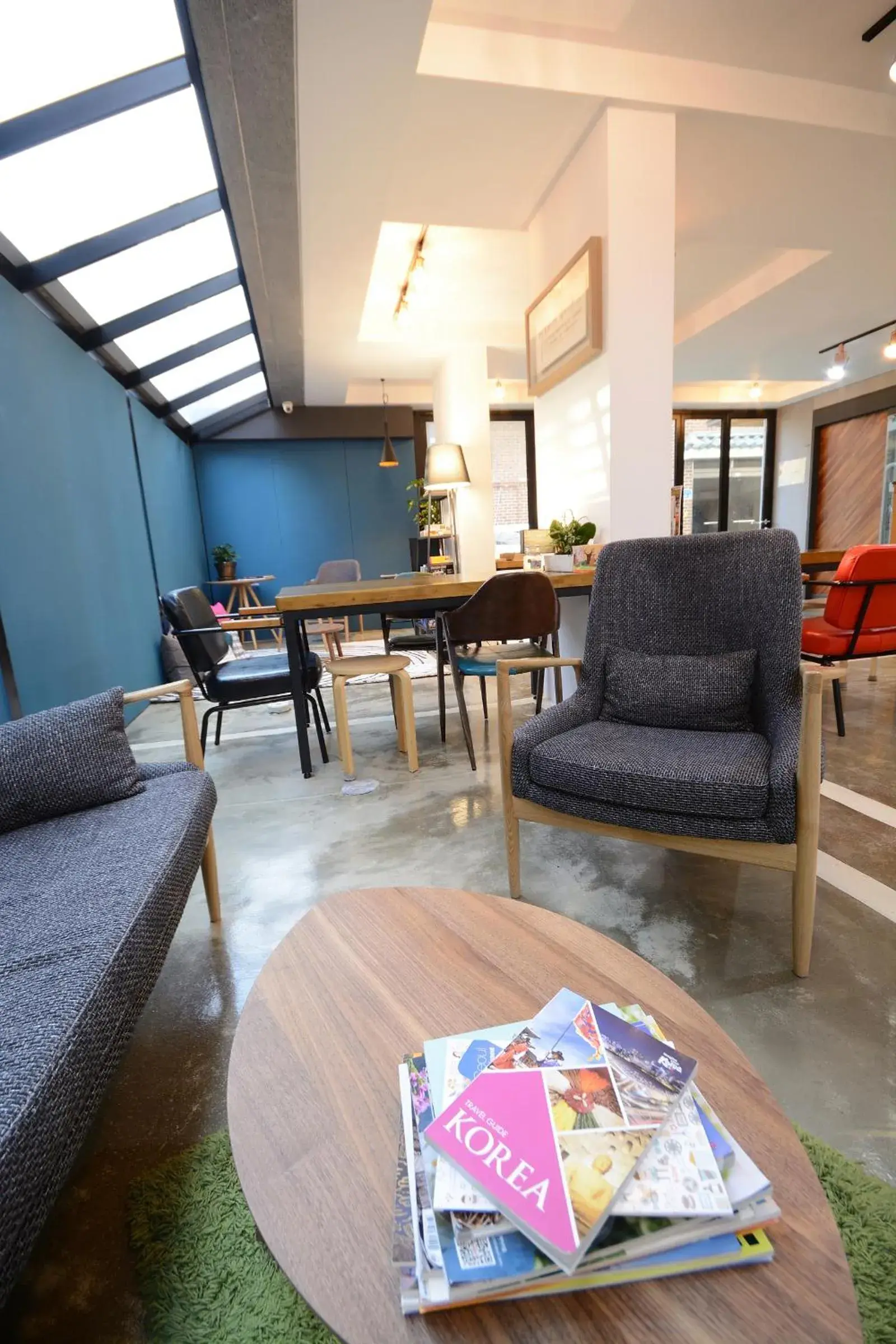 Communal lounge/ TV room, Seating Area in Sunnyhill Hostel Hongdae