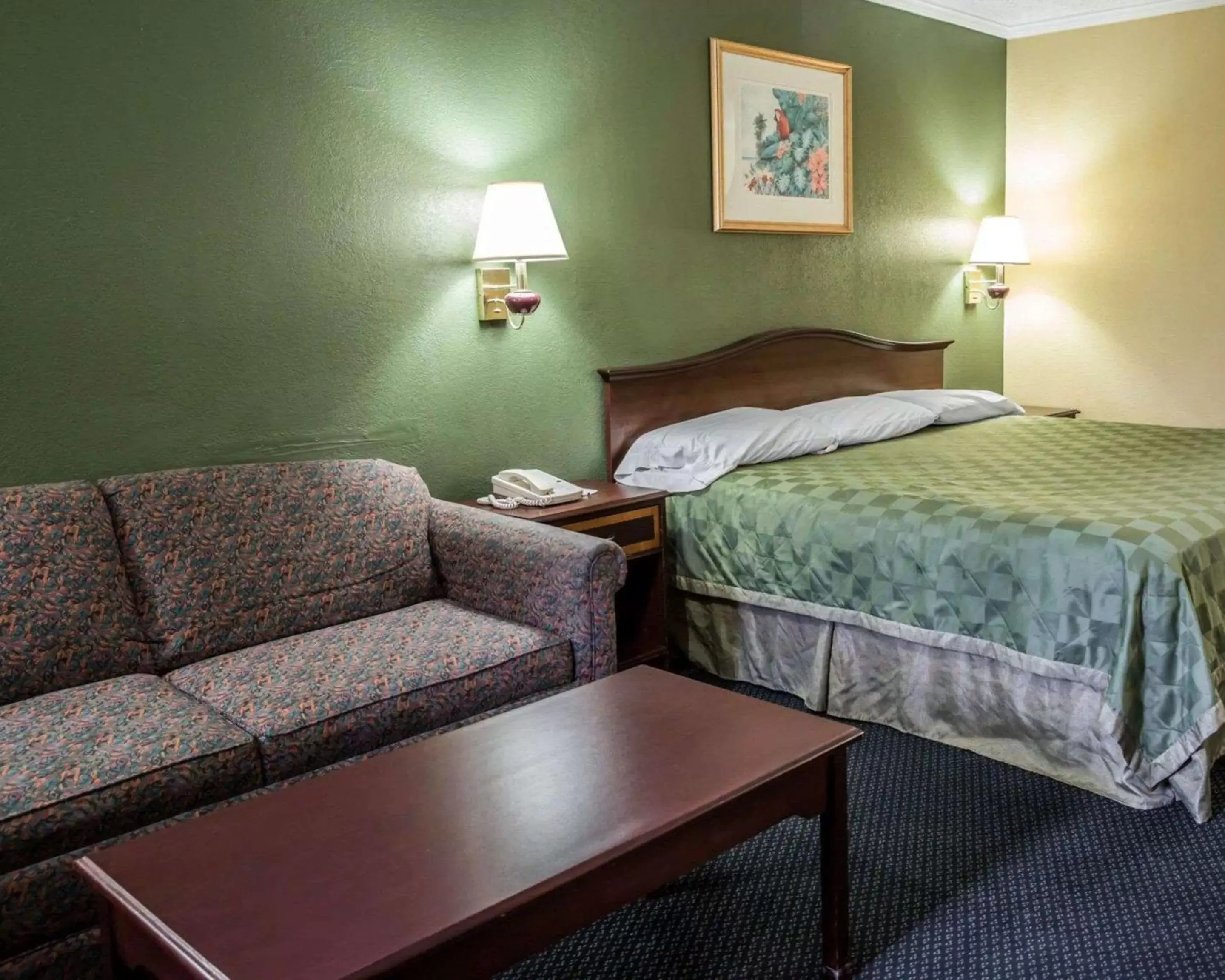 Photo of the whole room, Bed in Rodeway Inn & Suites Plymouth Hwy 64