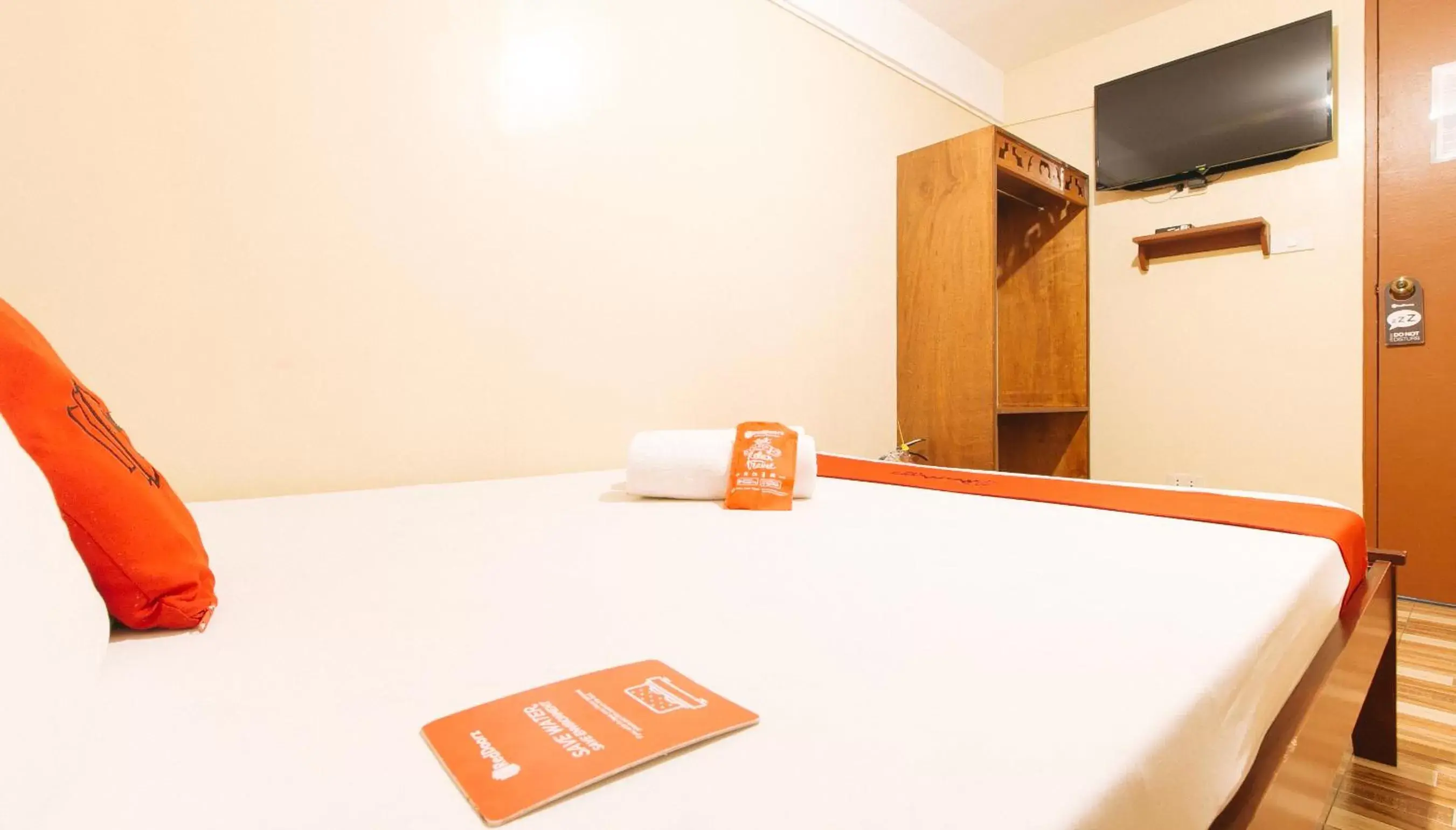 Bedroom, Bed in RedDoorz near PNR Espana Station