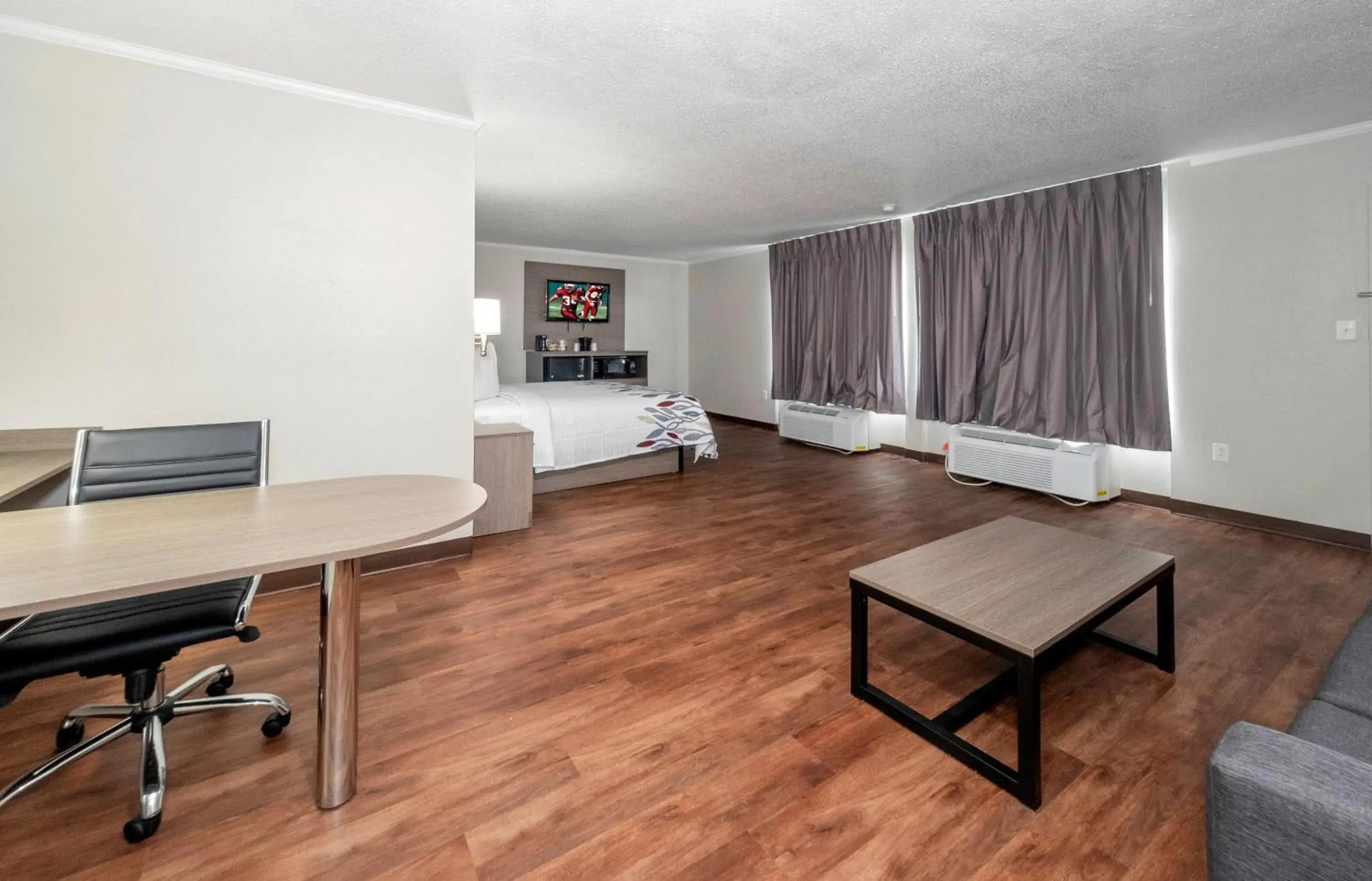 Photo of the whole room, Seating Area in Red Roof Inn Petersburg - Fort Lee