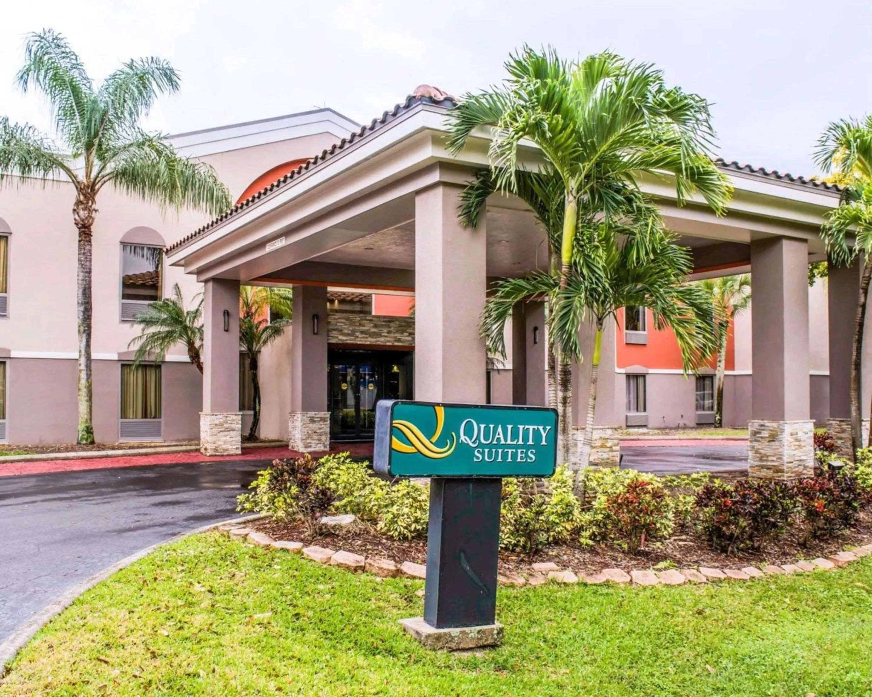 Property building in Quality Suites Fort Myers I-75